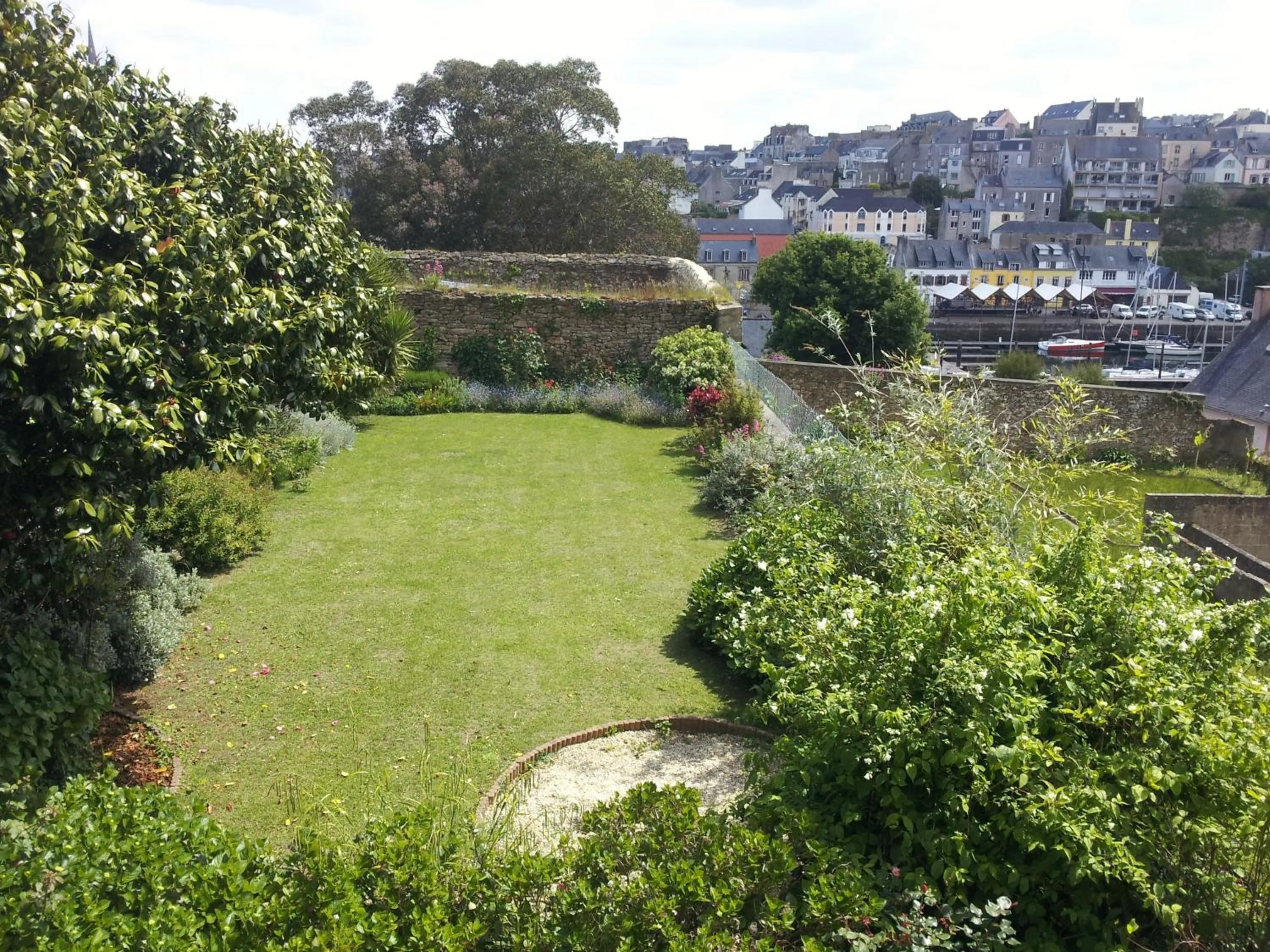Garden in Cit'Hotel Du Port Rhu