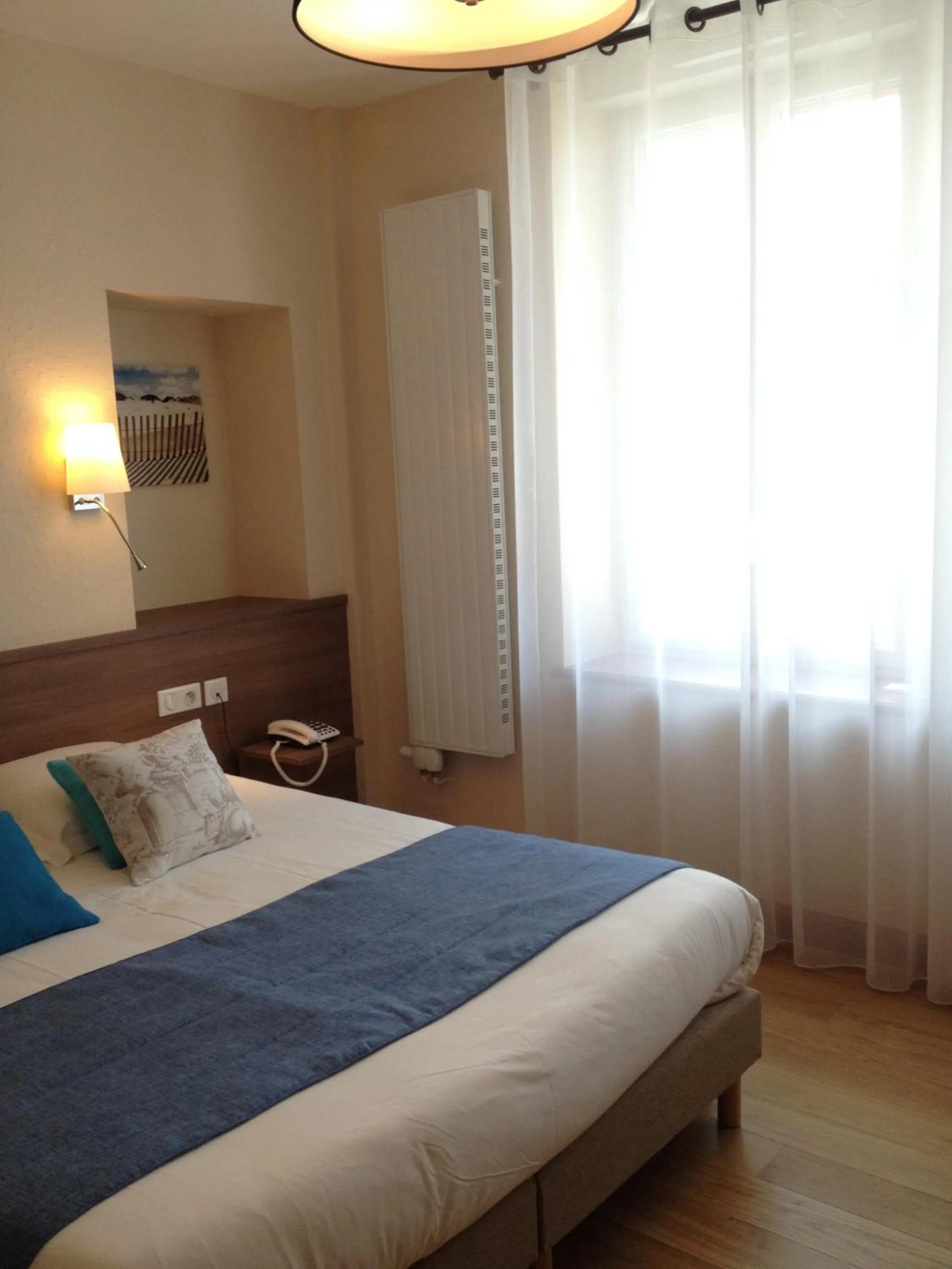 Bed in Cit'Hotel Du Port Rhu