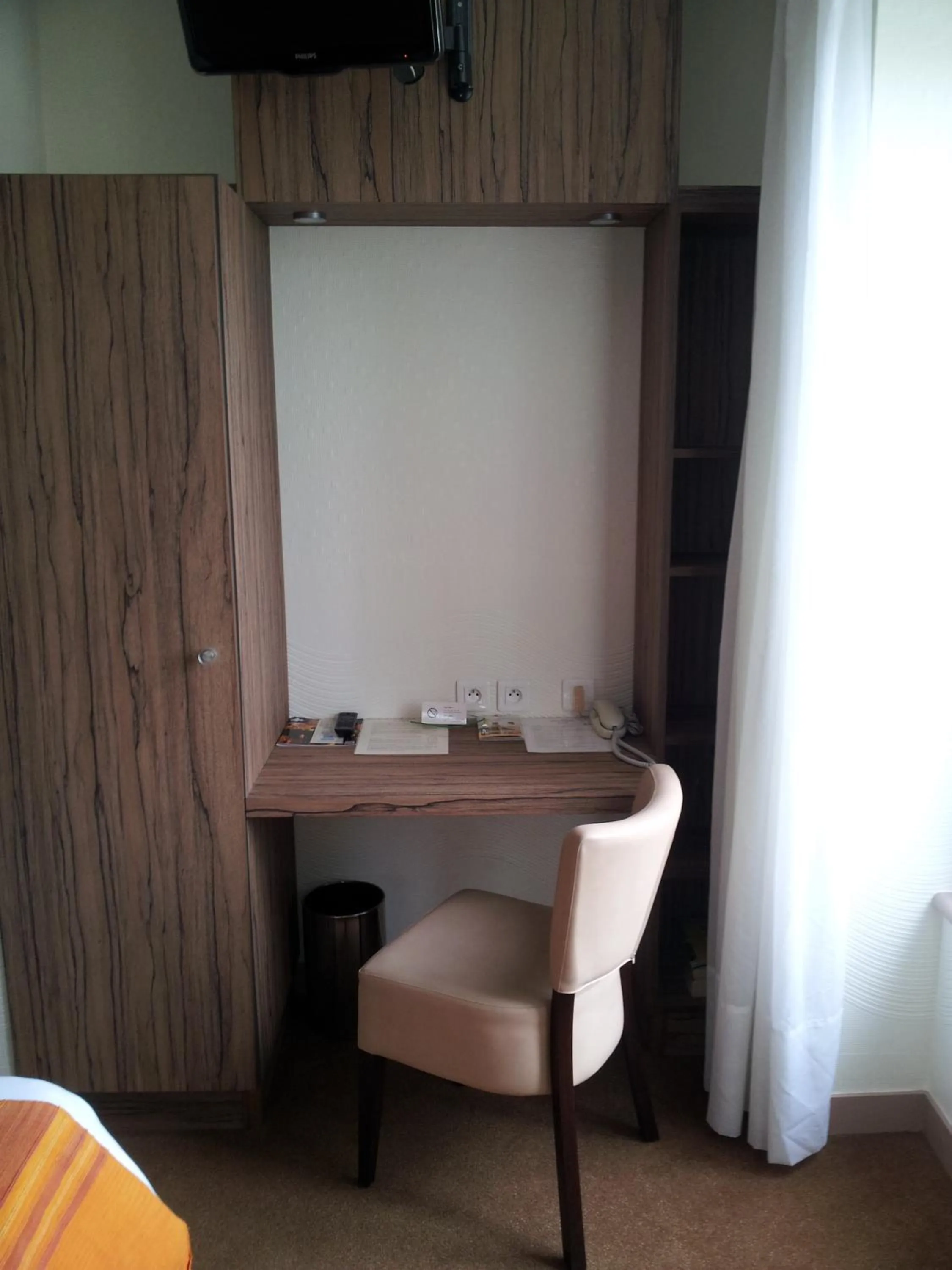 Seating area in Cit'Hotel Du Port Rhu