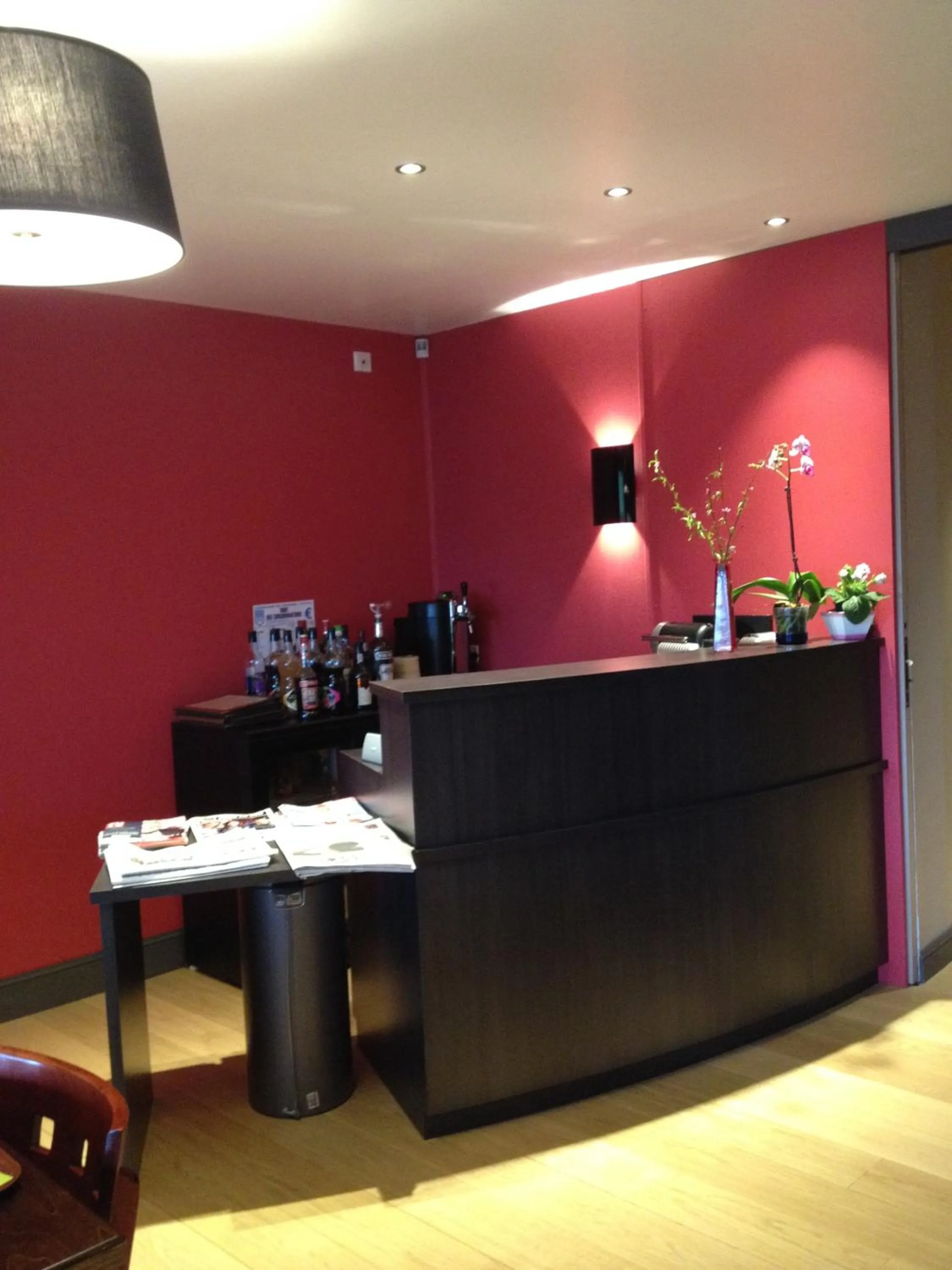 Lounge or bar in Cit'Hotel Du Port Rhu