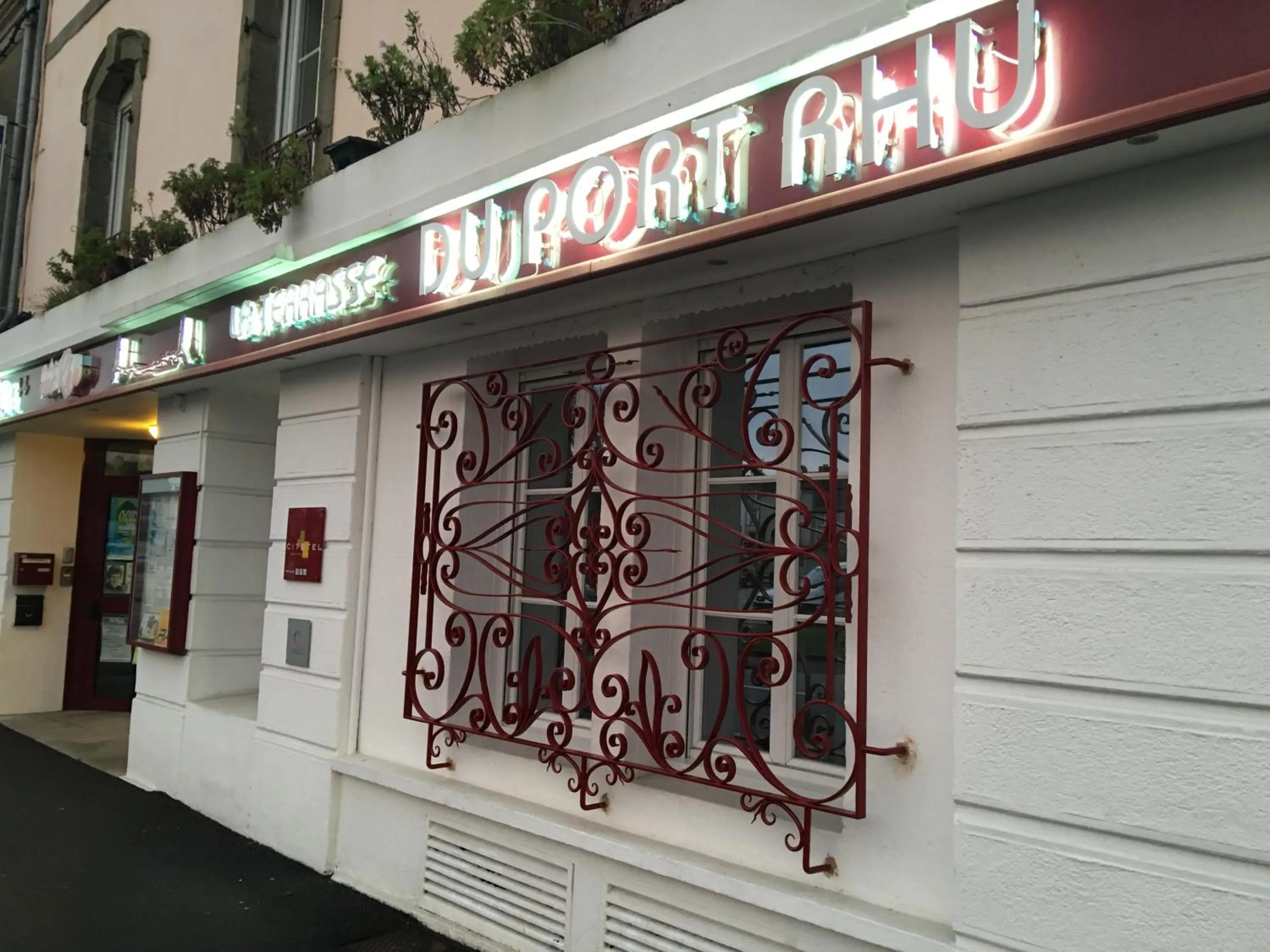 Facade/entrance in Cit'Hotel Du Port Rhu