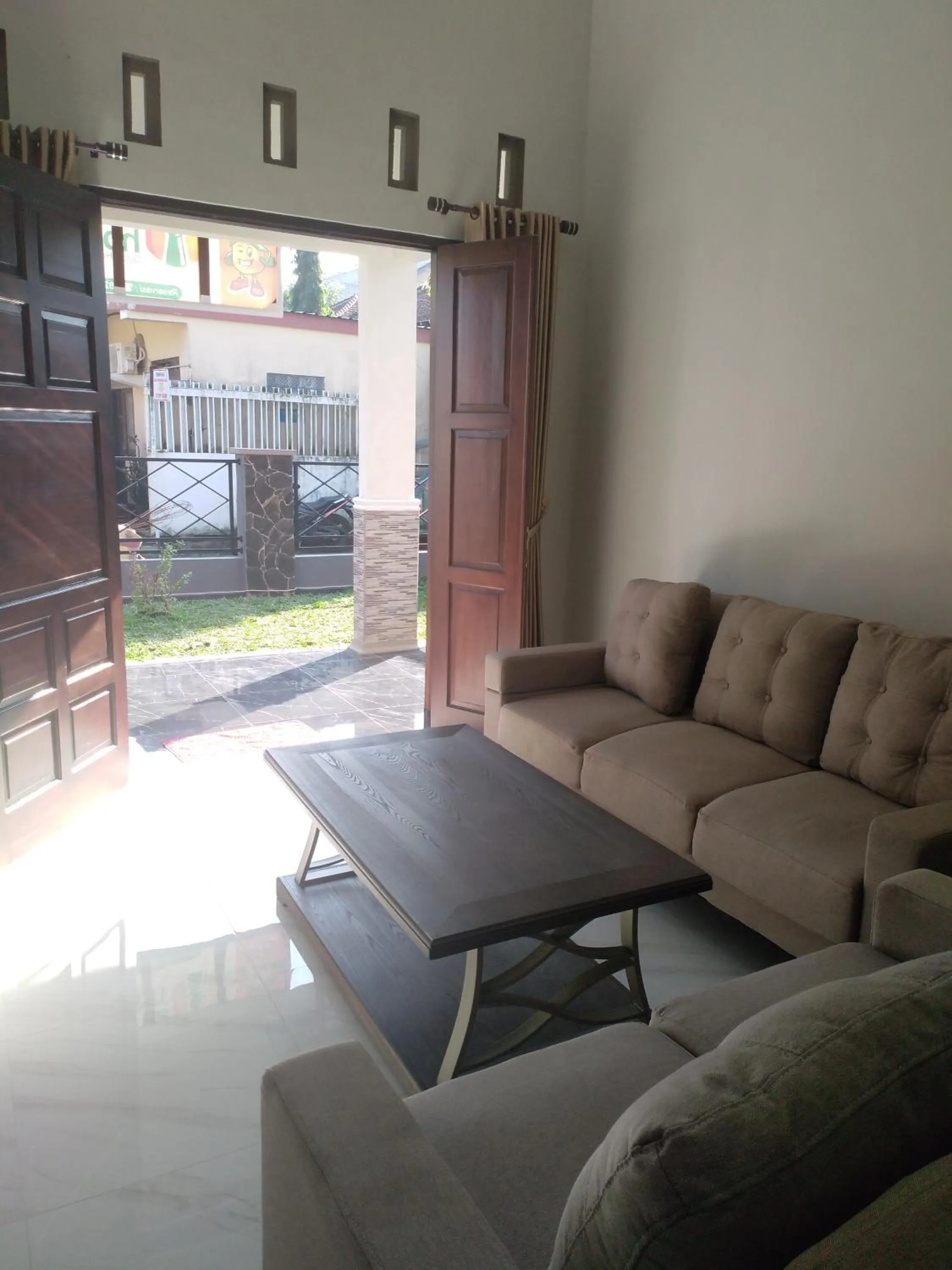 Living room in Homestay Purbalingga Tengah Kota by Simply Homy