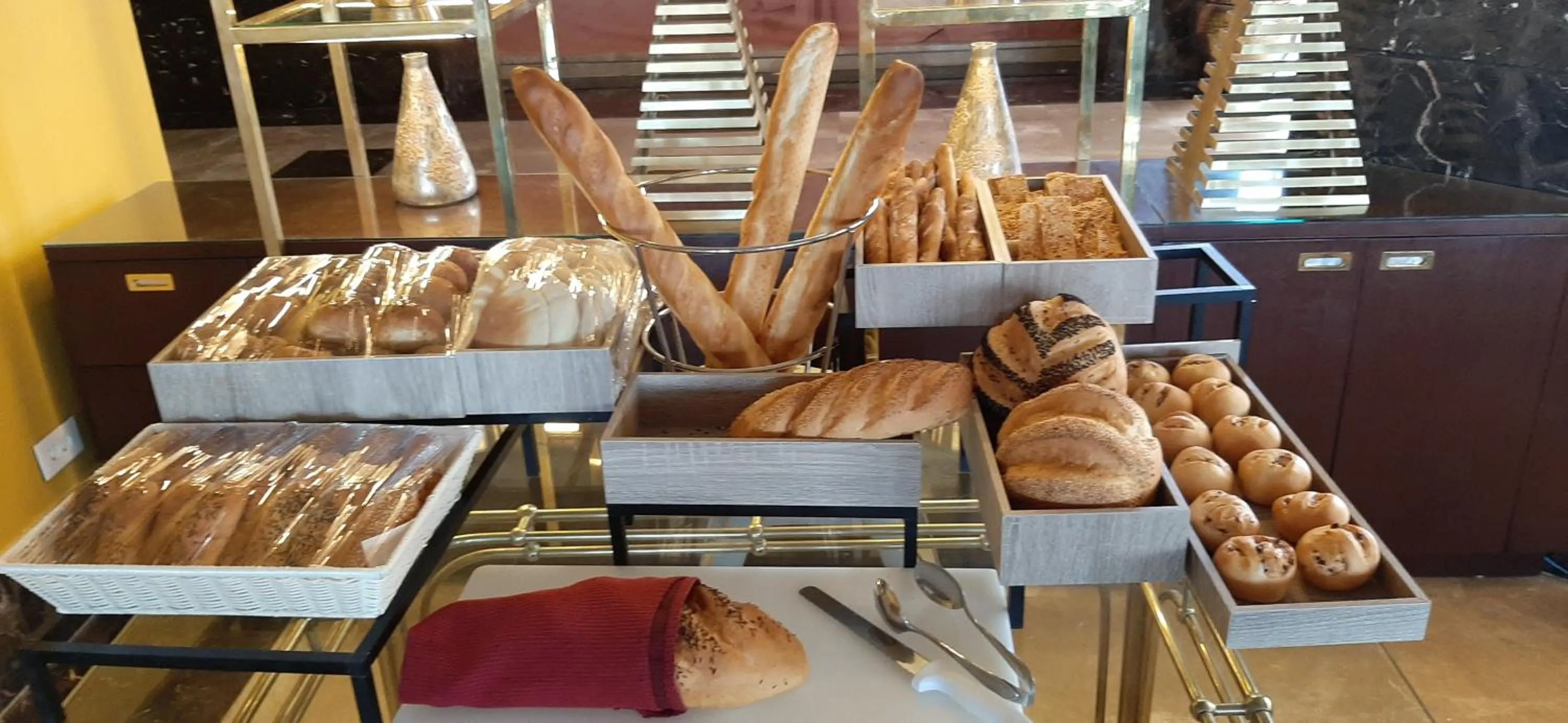 Restaurant/places to eat in Porto Said Hotel & Spa