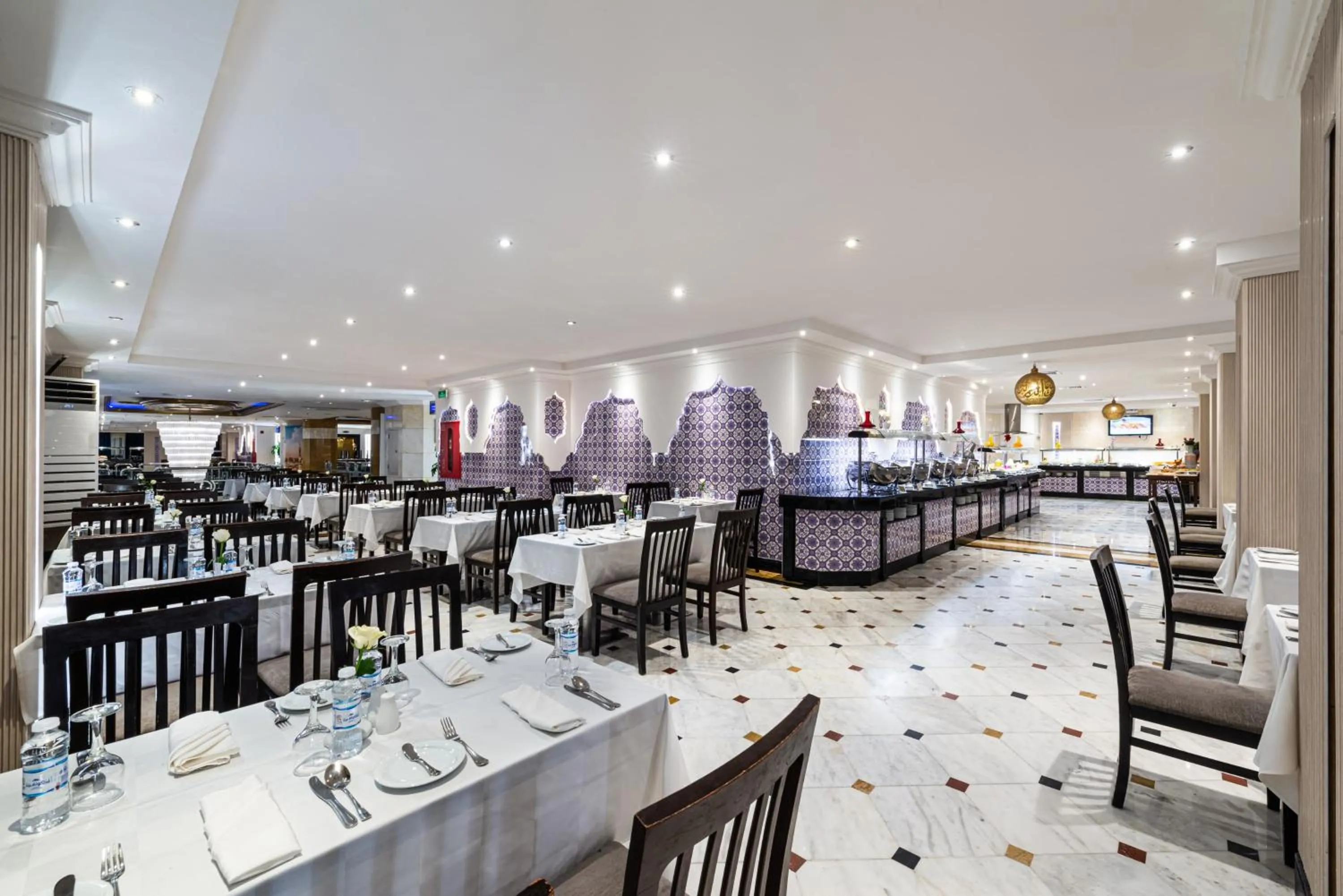 Restaurant/places to eat in Golden Tulip Al Shakreen