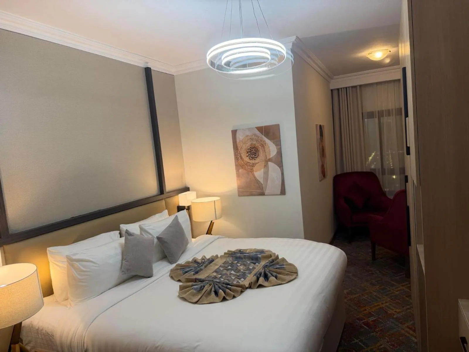Bedroom, Bed in Golden Tulip Al Shakreen