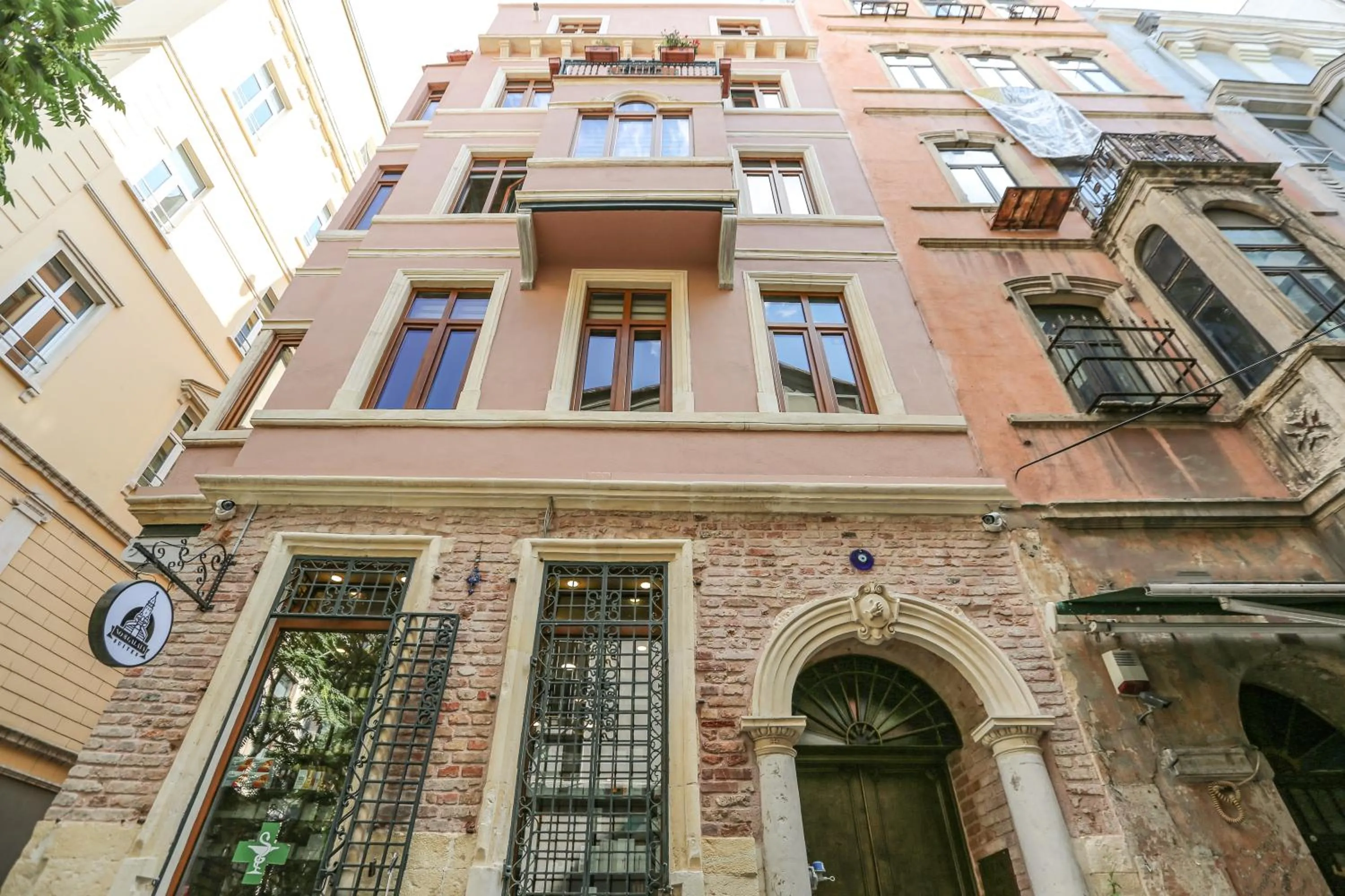 Facade/entrance in No 8 Galata