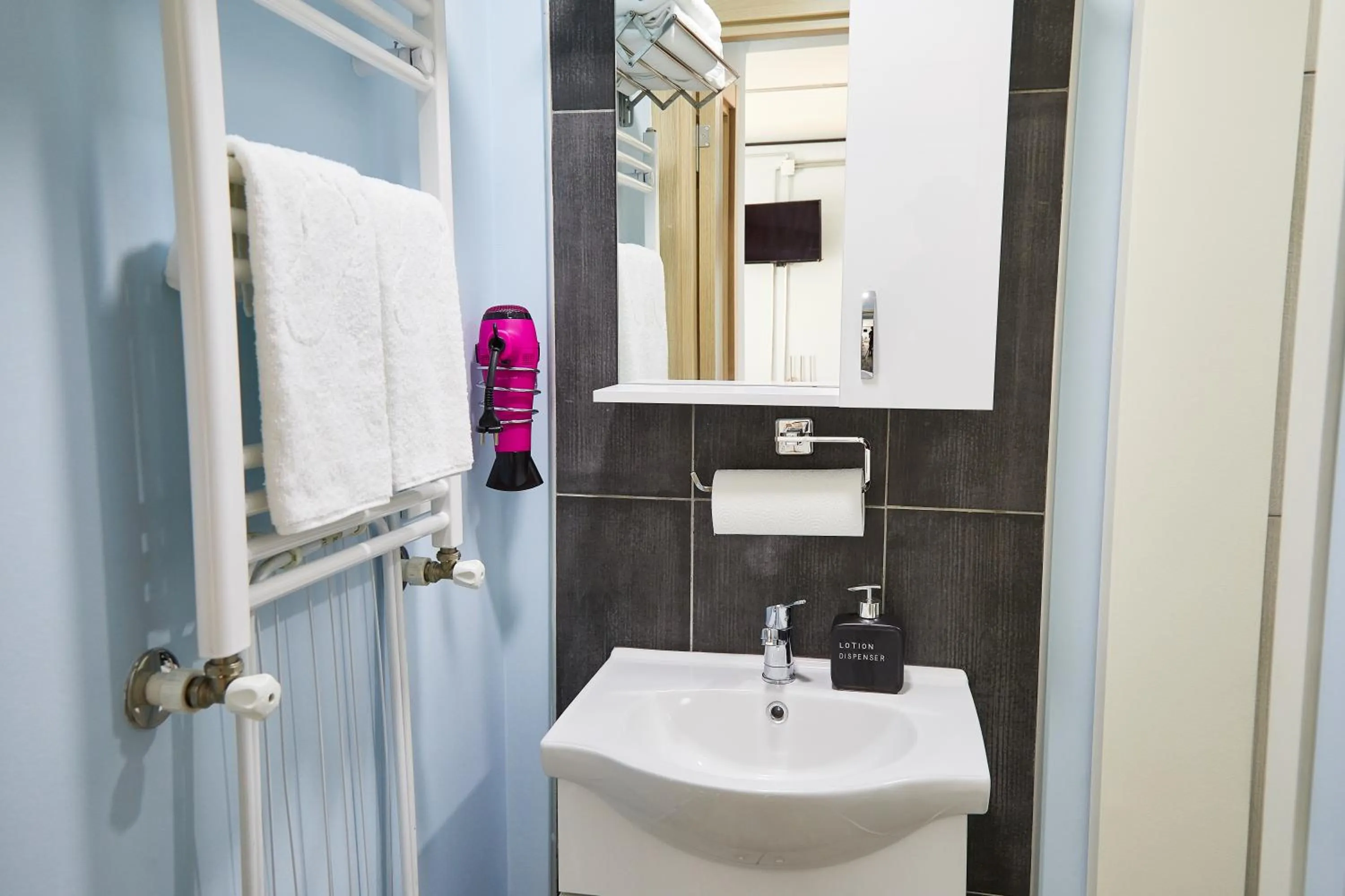 Bathroom in No 8 Galata