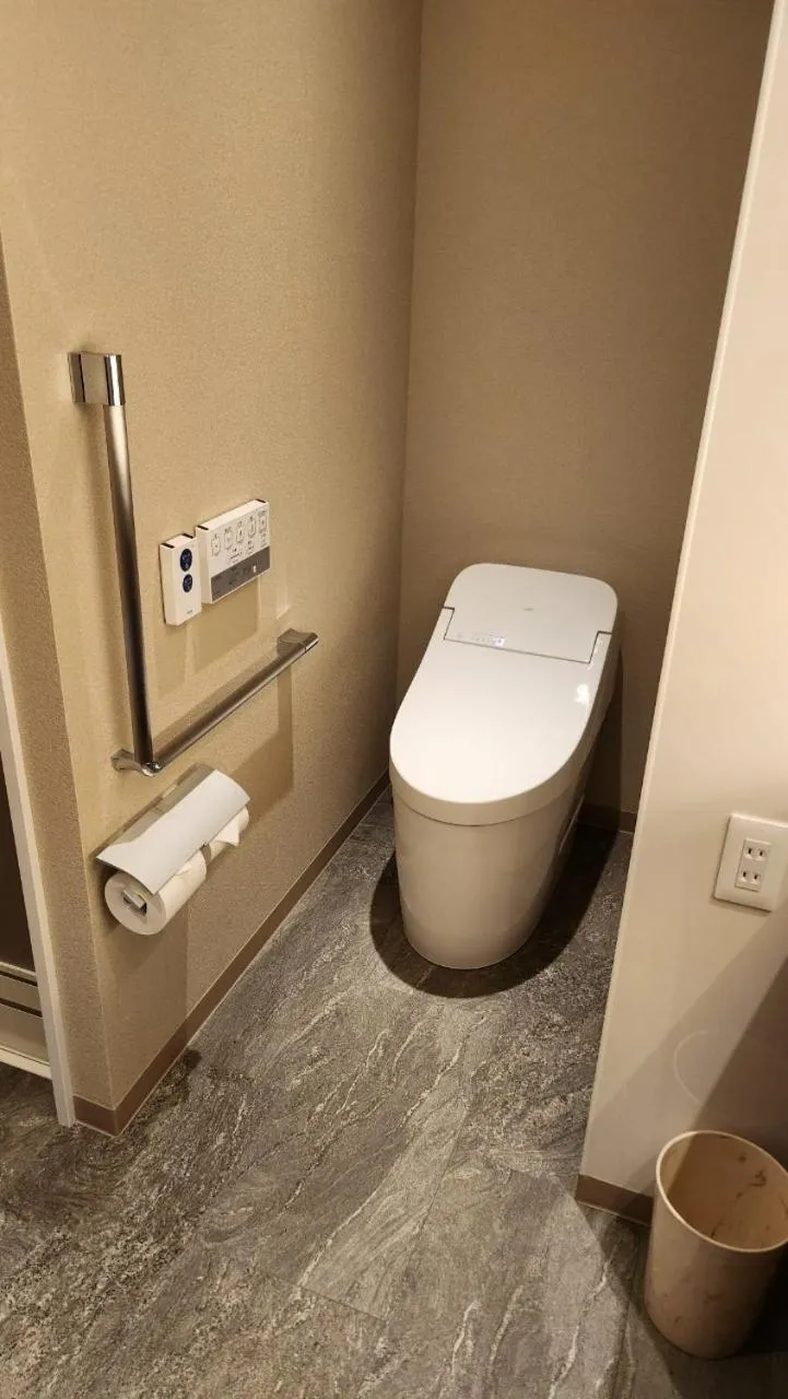 Toilet in Rakuyu