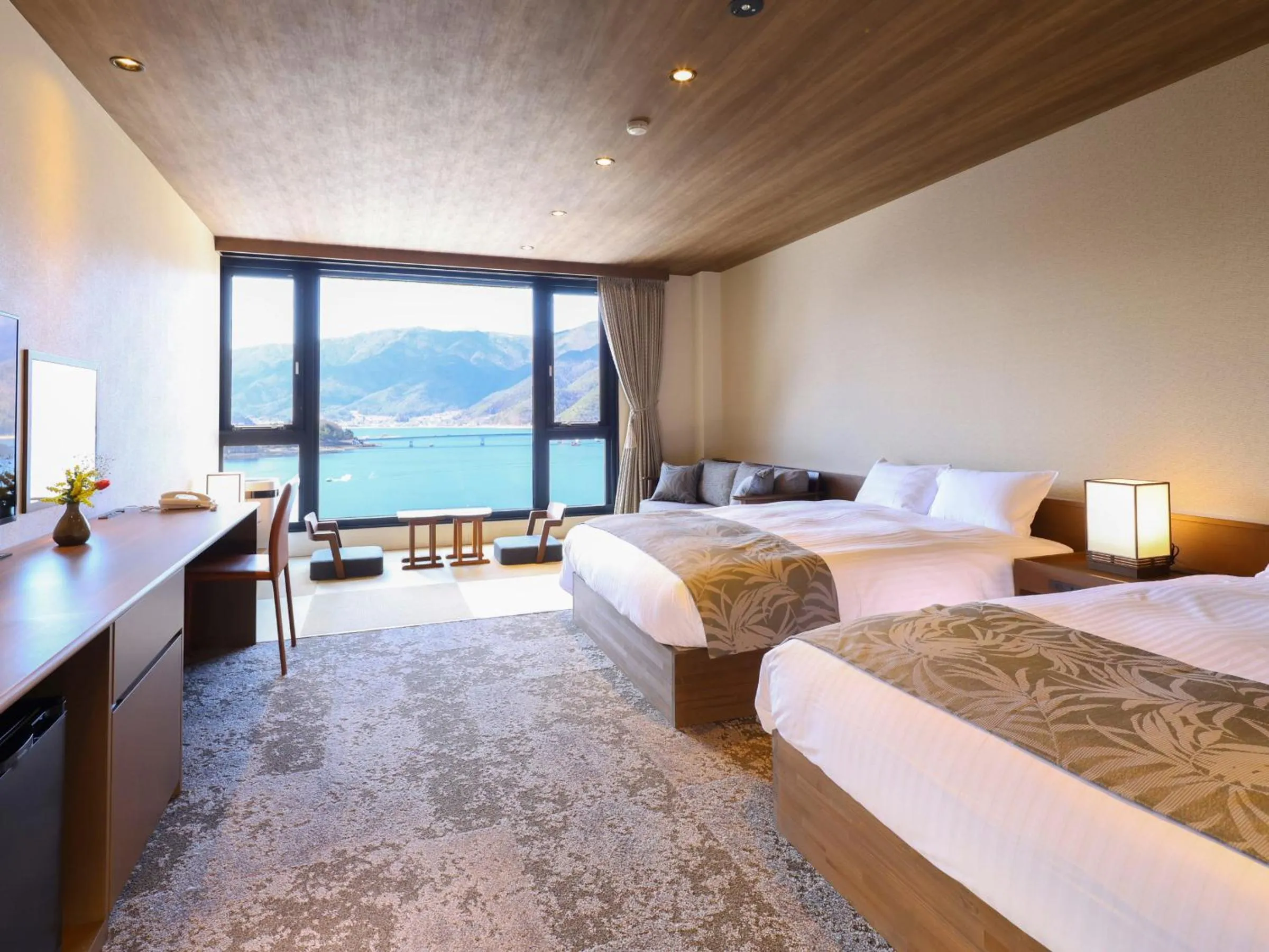 Photo of the whole room, Bed in Rakuyu