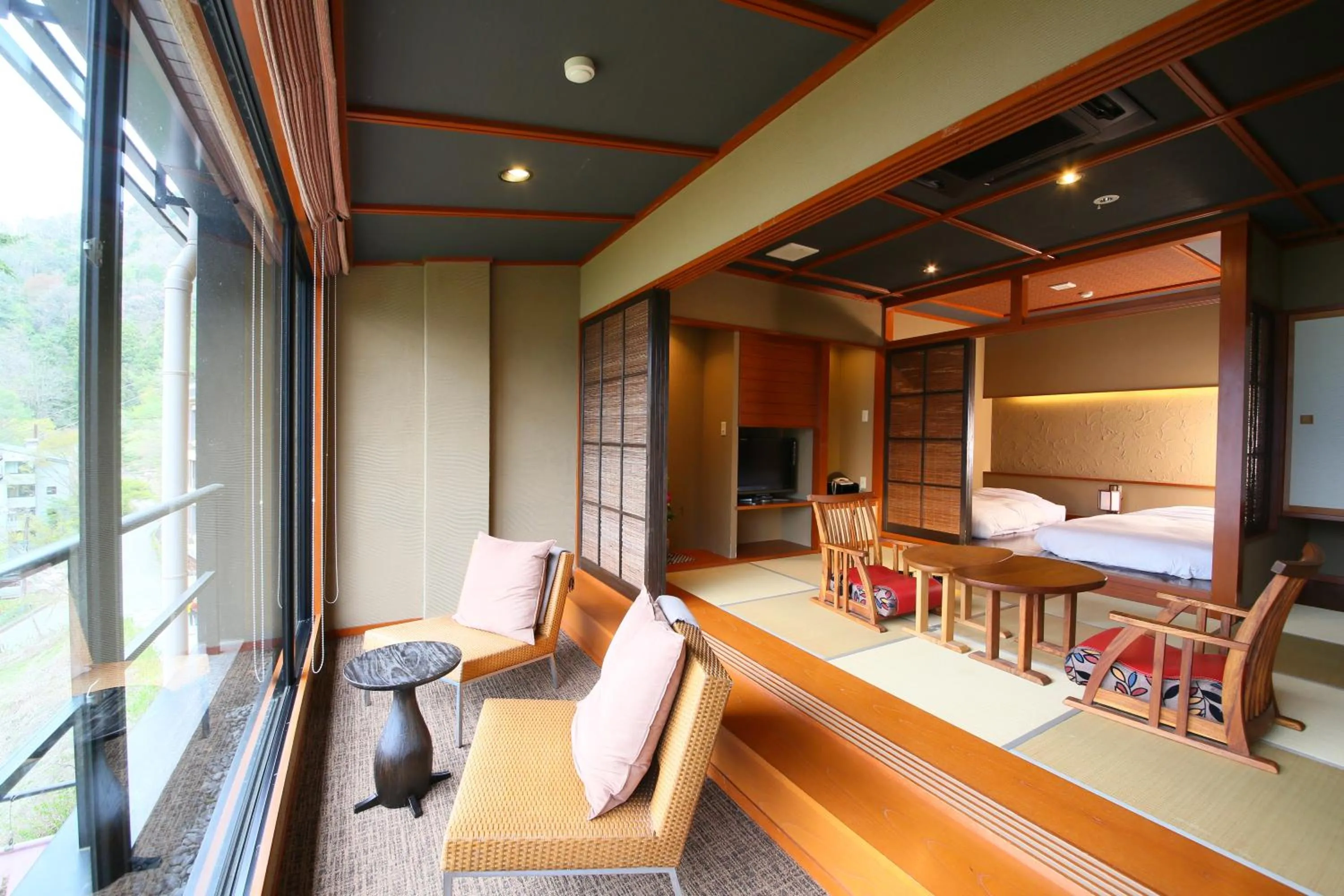 Photo of the whole room in Rakuyu