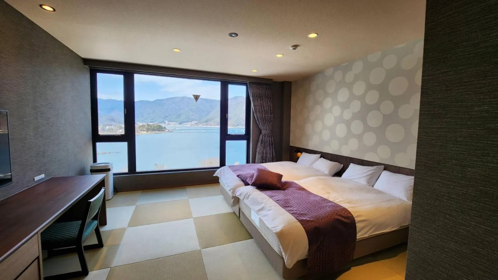 Photo of the whole room, Bed in Rakuyu