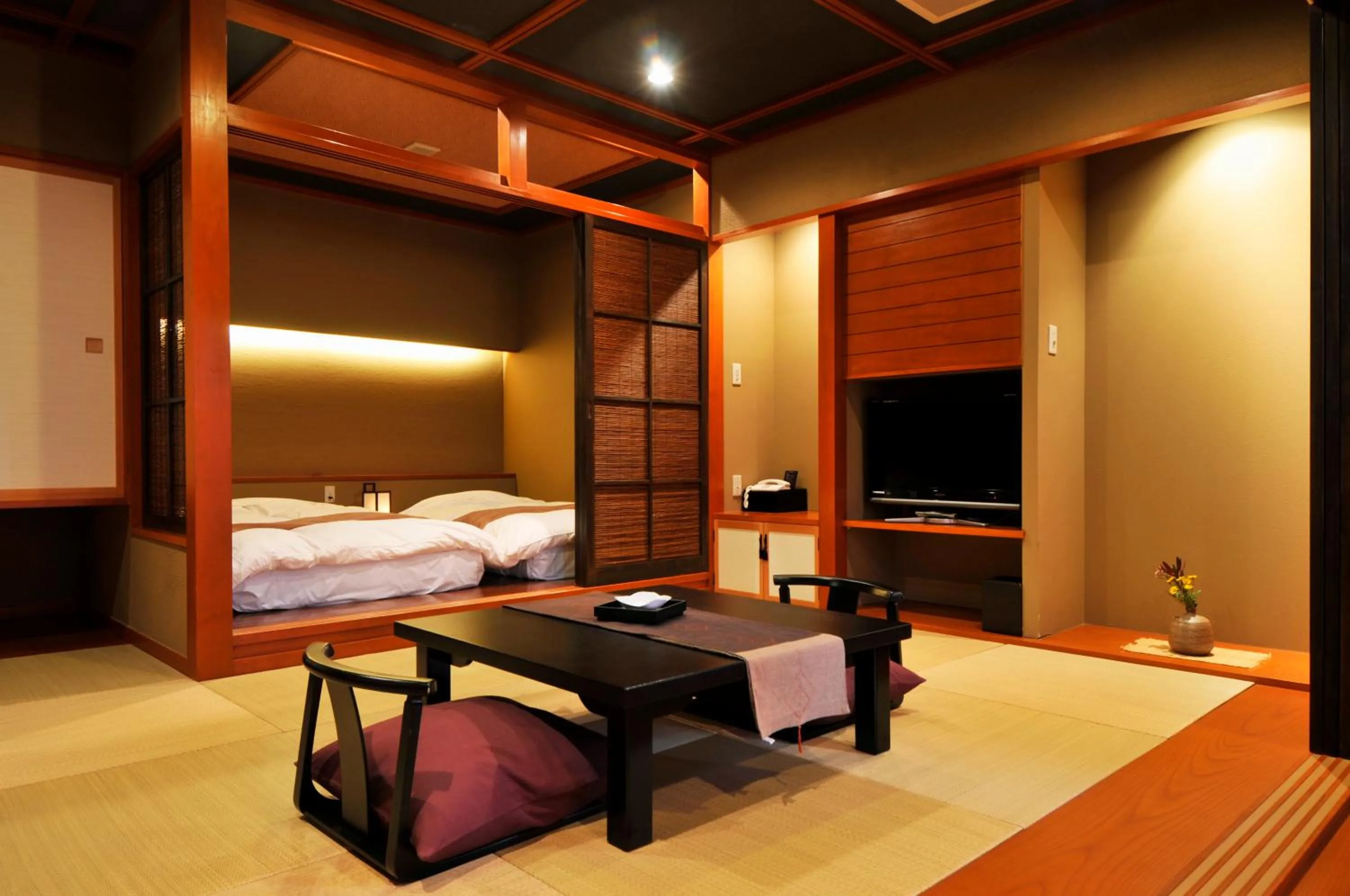 Photo of the whole room, Bed in Rakuyu