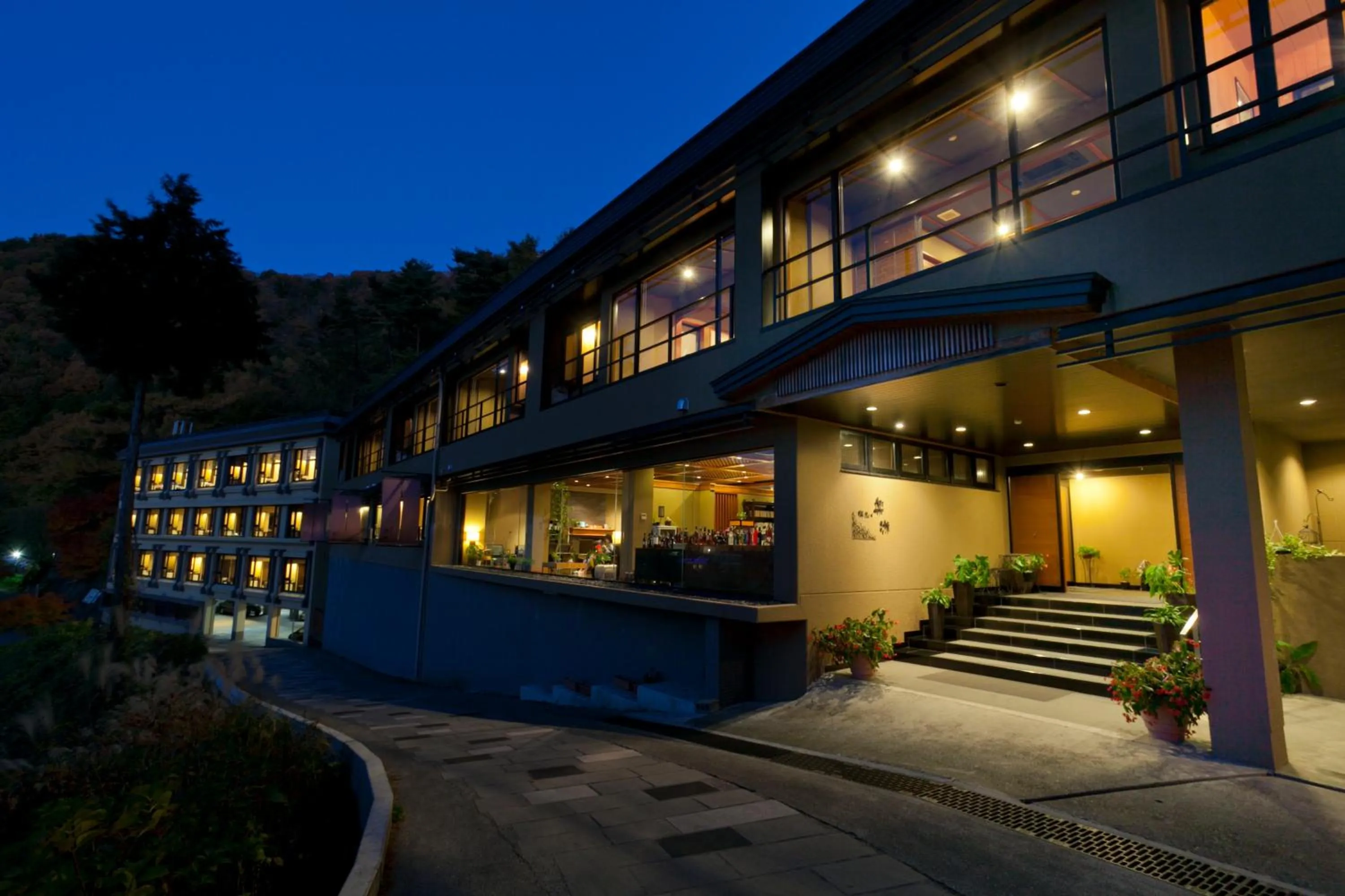 Property building in Rakuyu