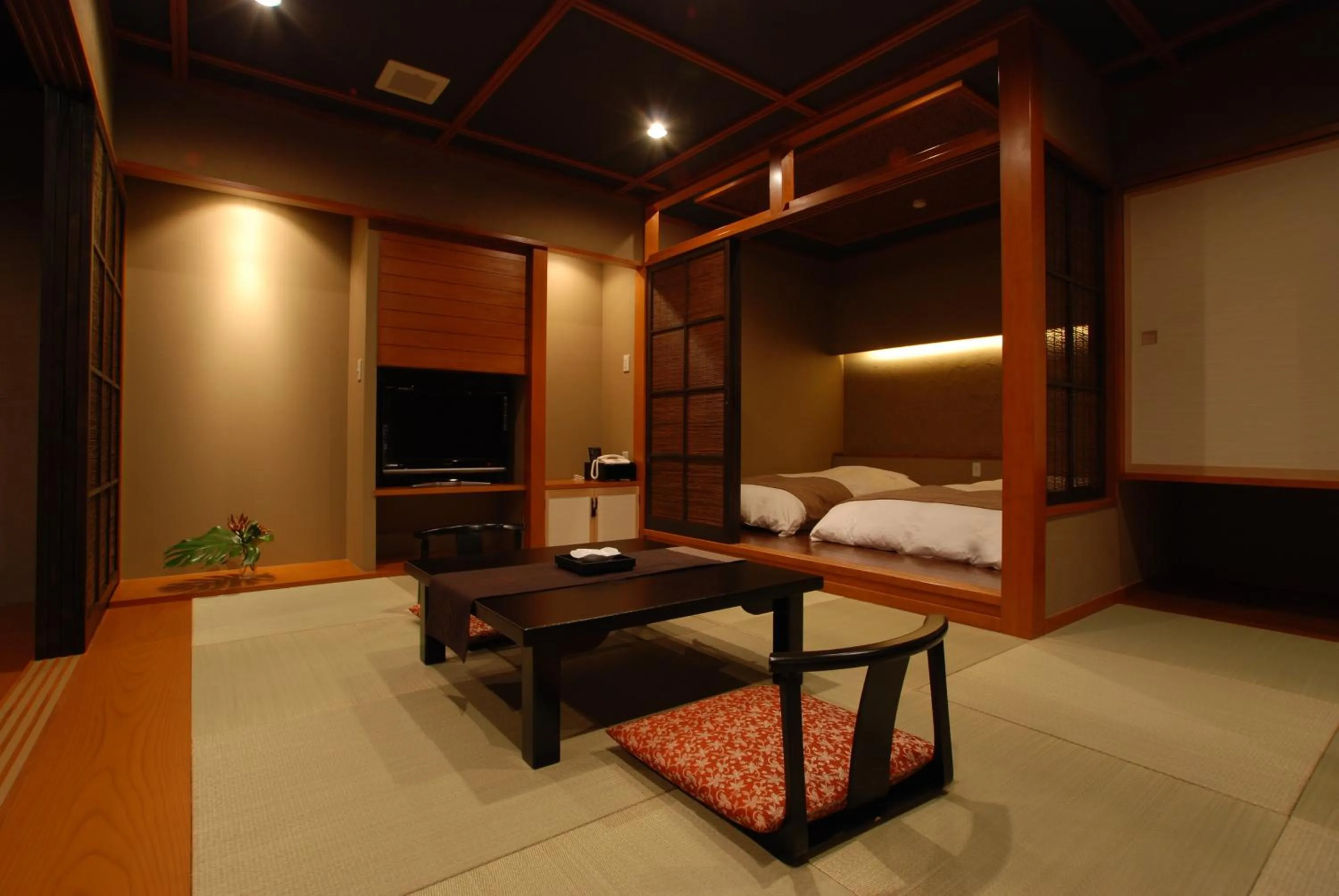 Photo of the whole room, Bed in Rakuyu