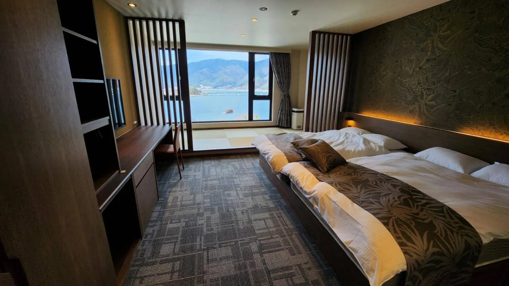 Photo of the whole room, Bed in Rakuyu