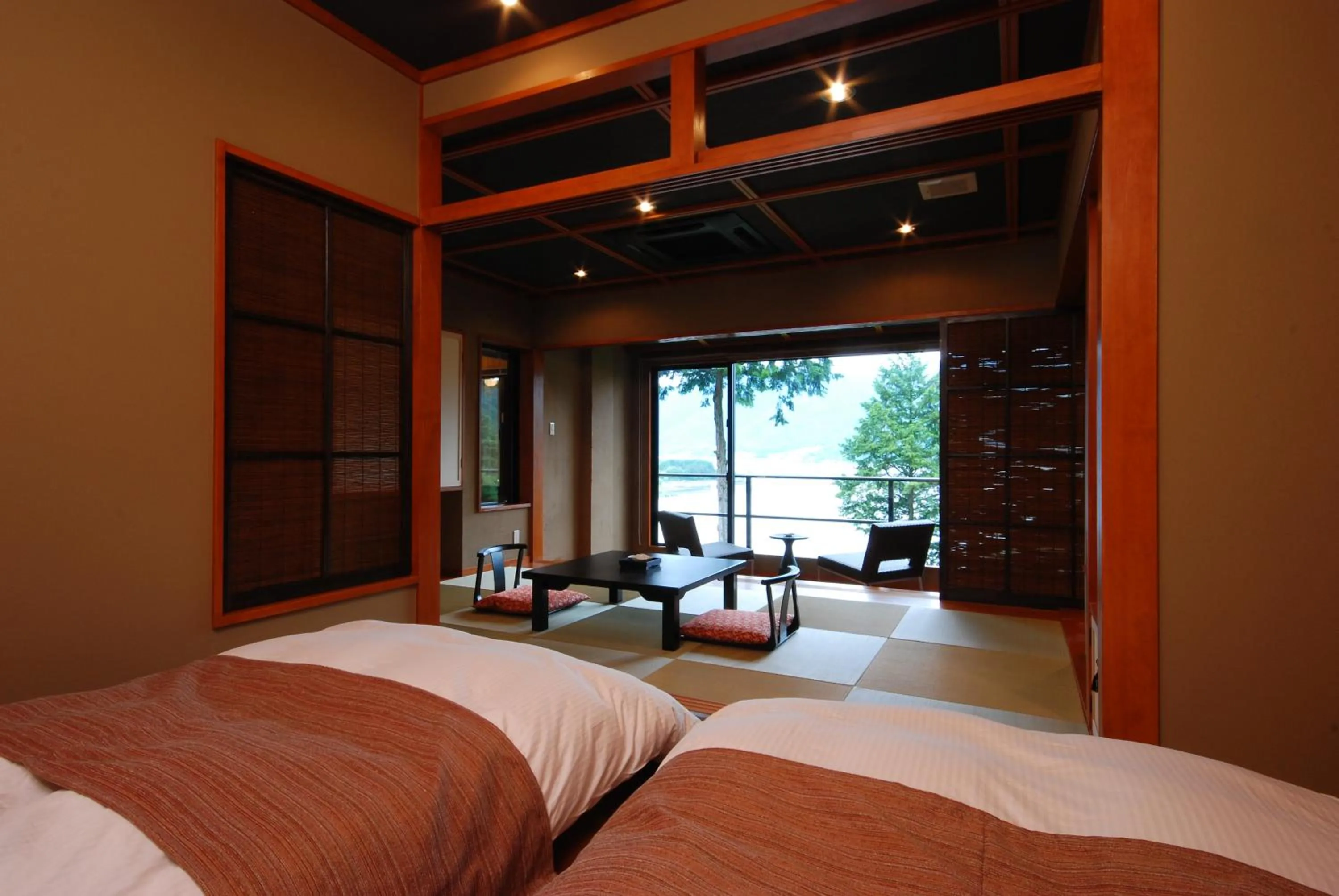 Photo of the whole room, Bed in Rakuyu