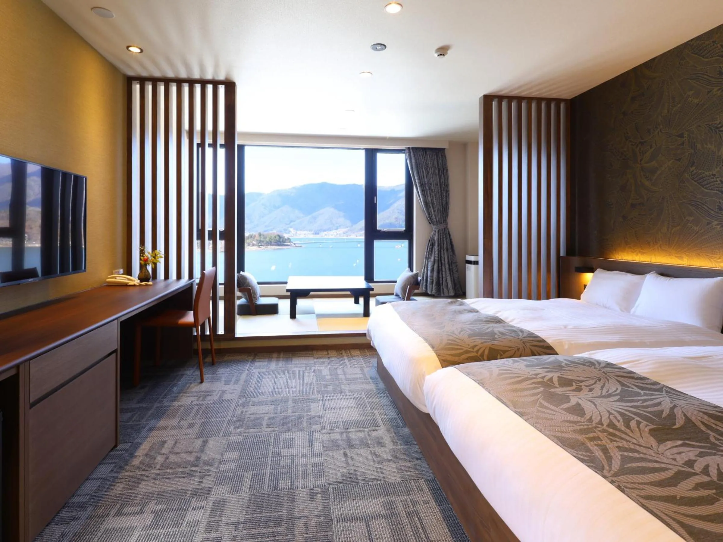 Photo of the whole room, Bed in Rakuyu