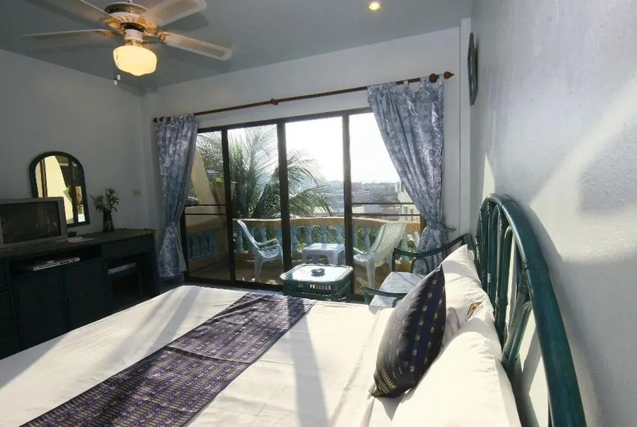 Deluxe Double Room in Patong Sunbeach Mansion Deluxe Double Room in Patong Sunbeach Mansion
