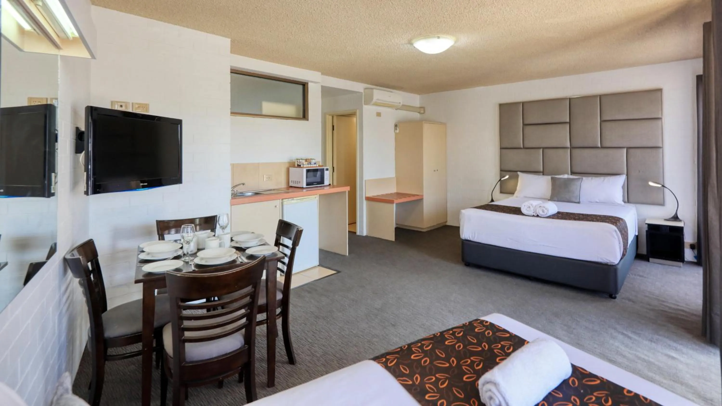 Living room, Bed in City Reach Motel