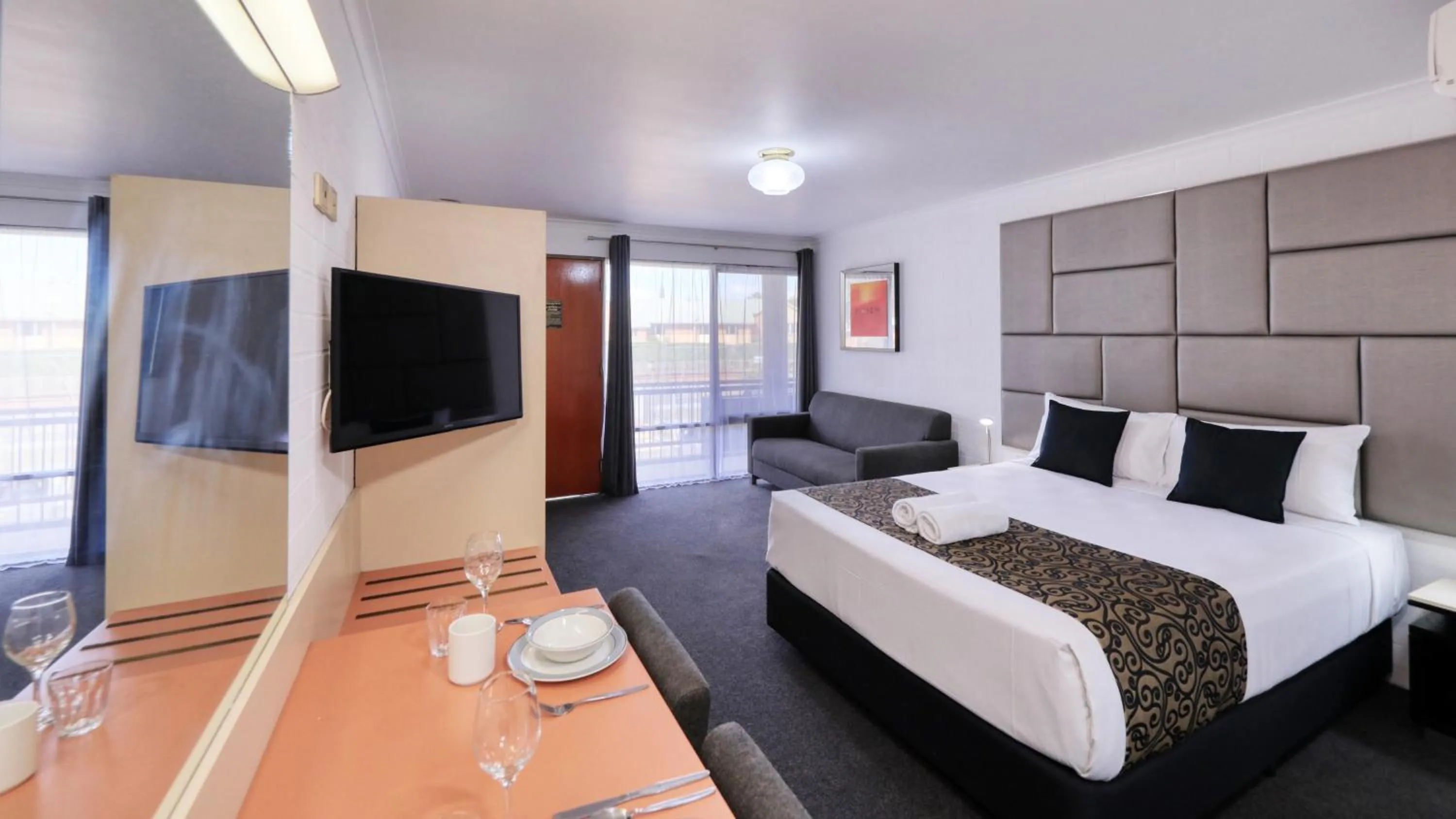 TV and multimedia, Bed in City Reach Motel