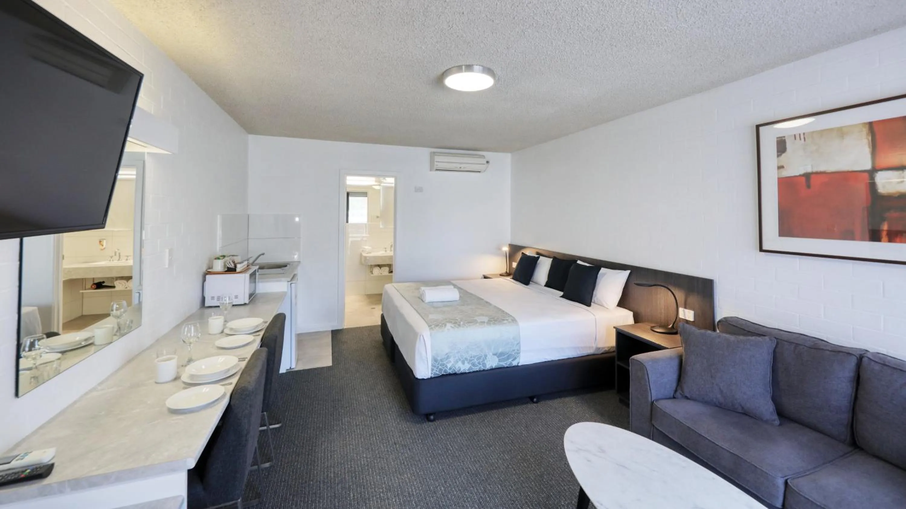 Photo of the whole room, Bed in City Reach Motel