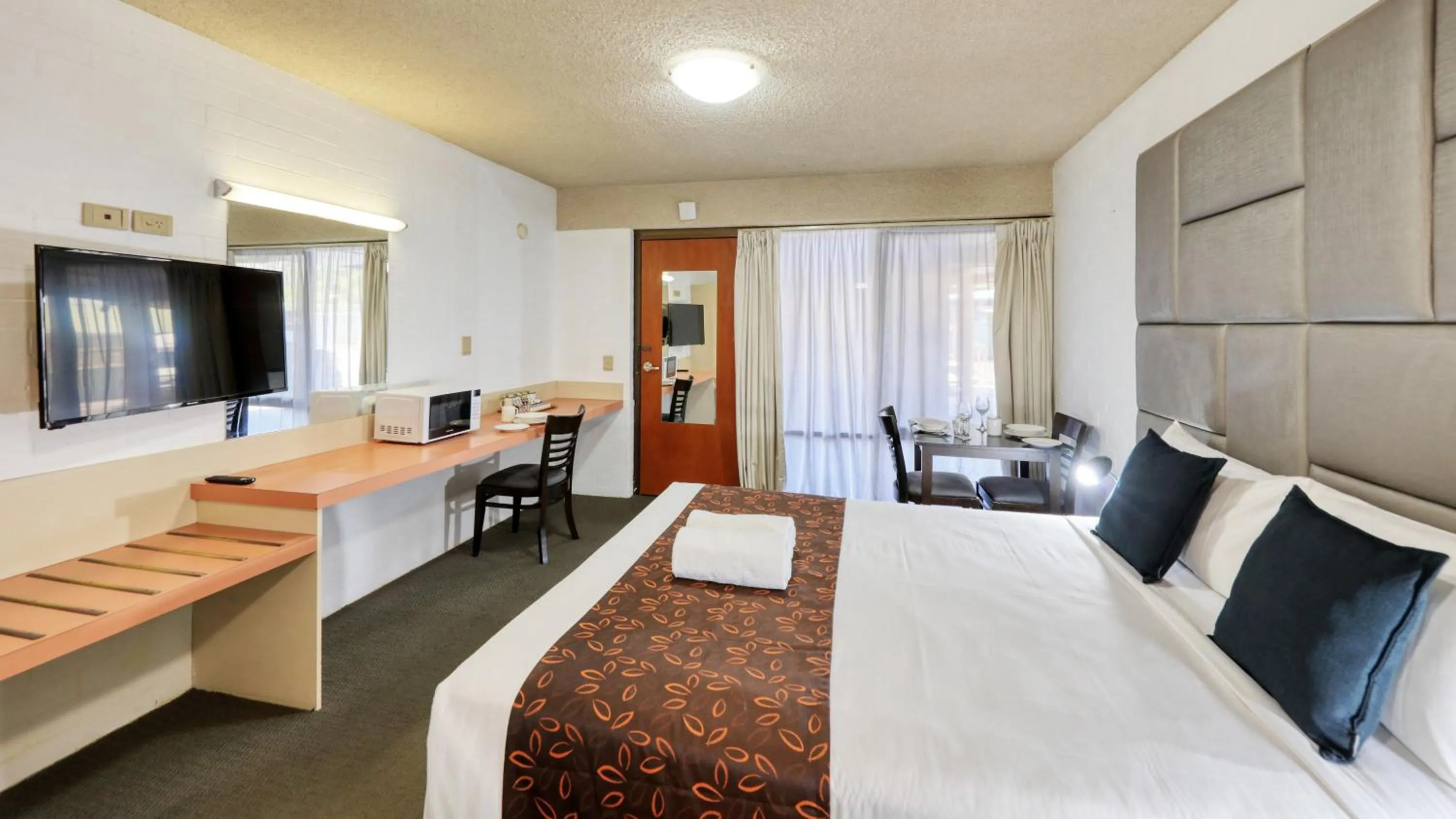 TV and multimedia, Bed in City Reach Motel