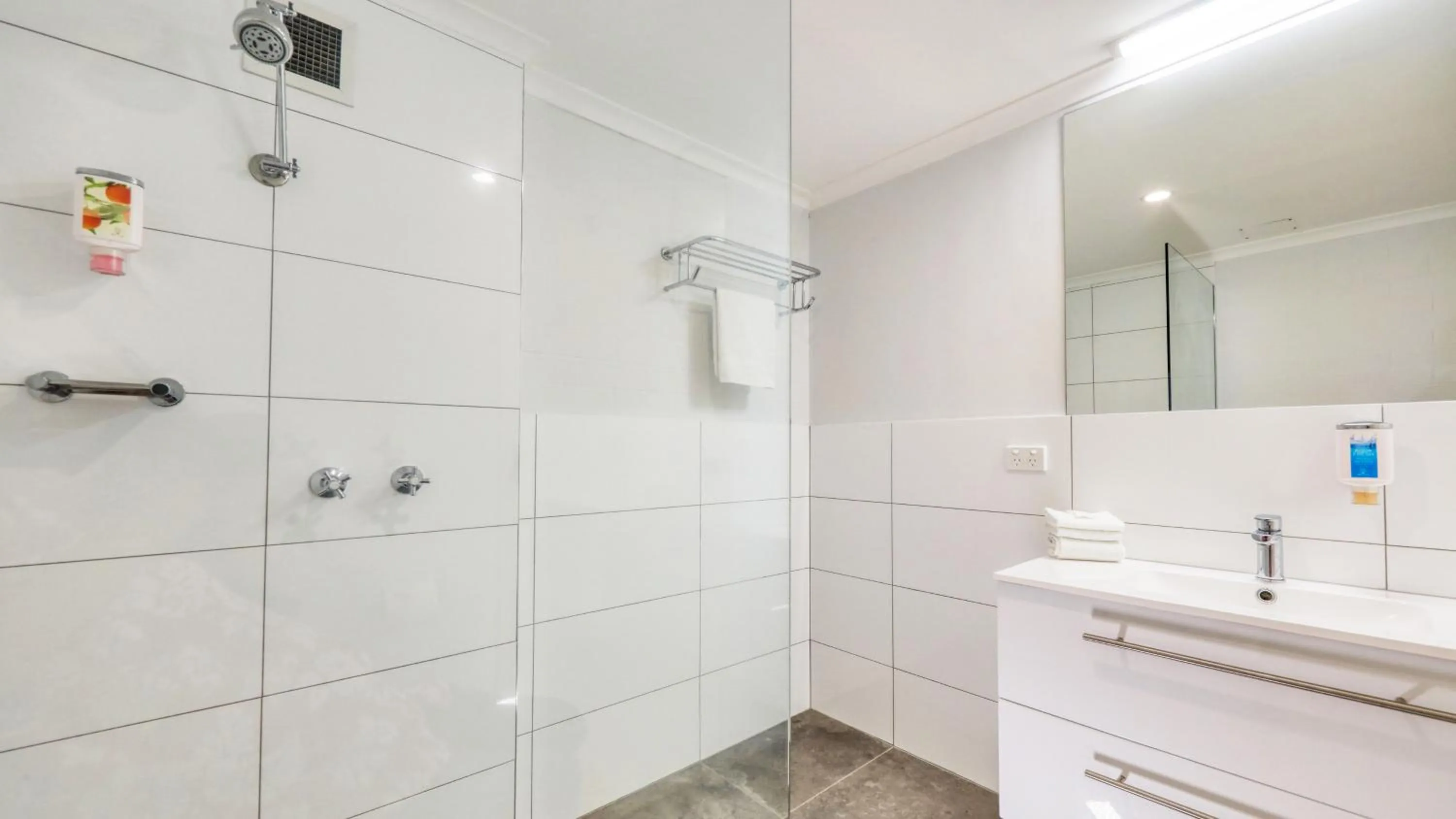 Bathroom in City Reach Motel