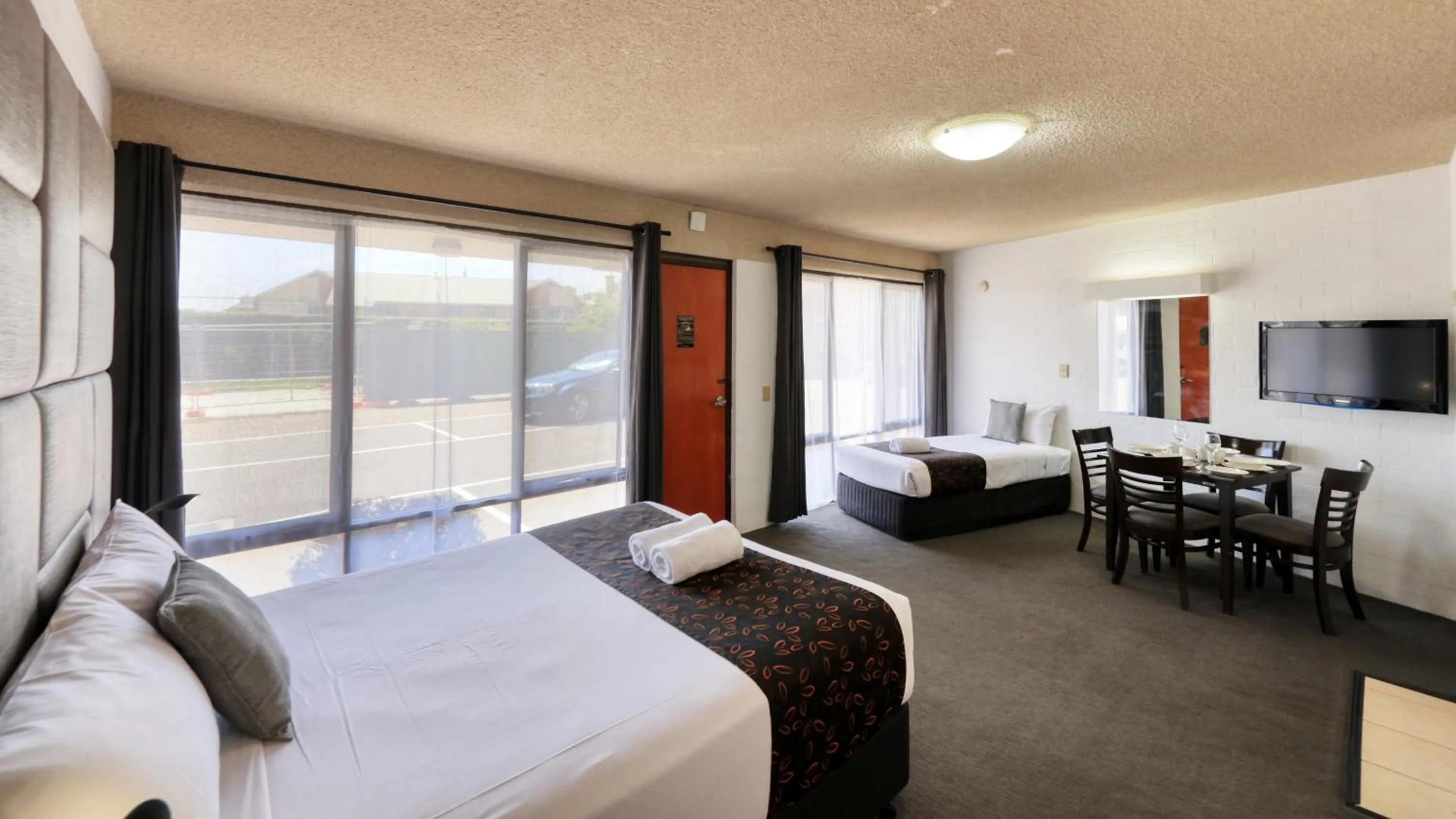 Bed in City Reach Motel