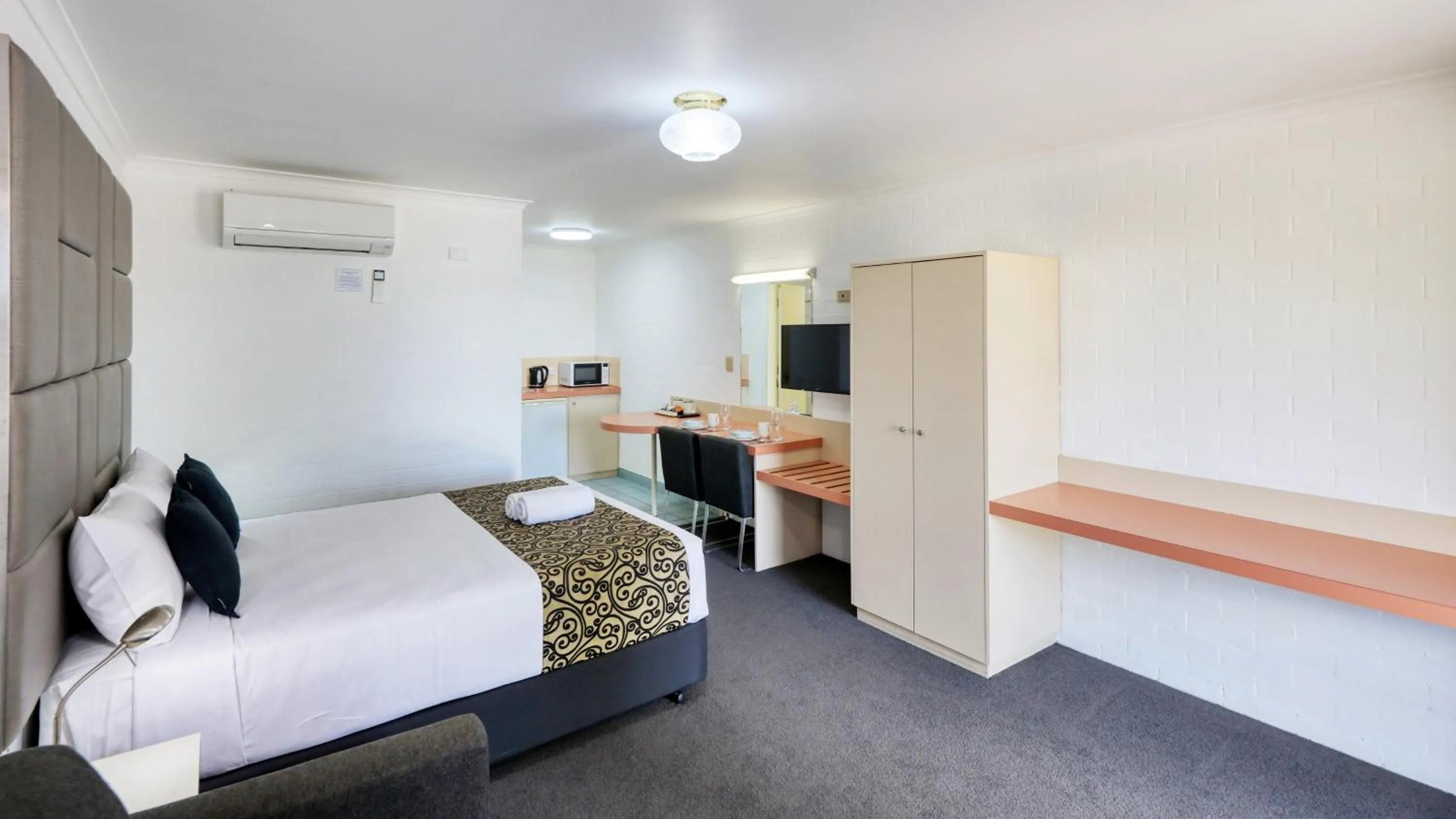 wardrobe, Bed in City Reach Motel