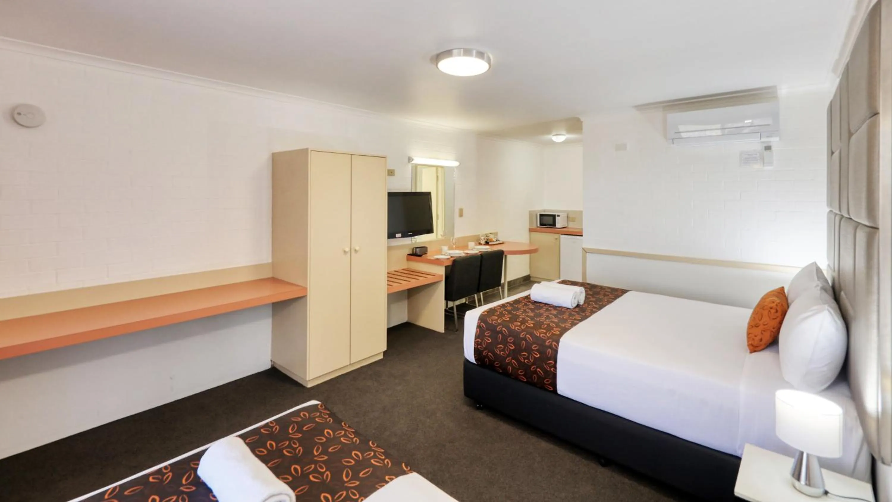 wardrobe, Bed in City Reach Motel