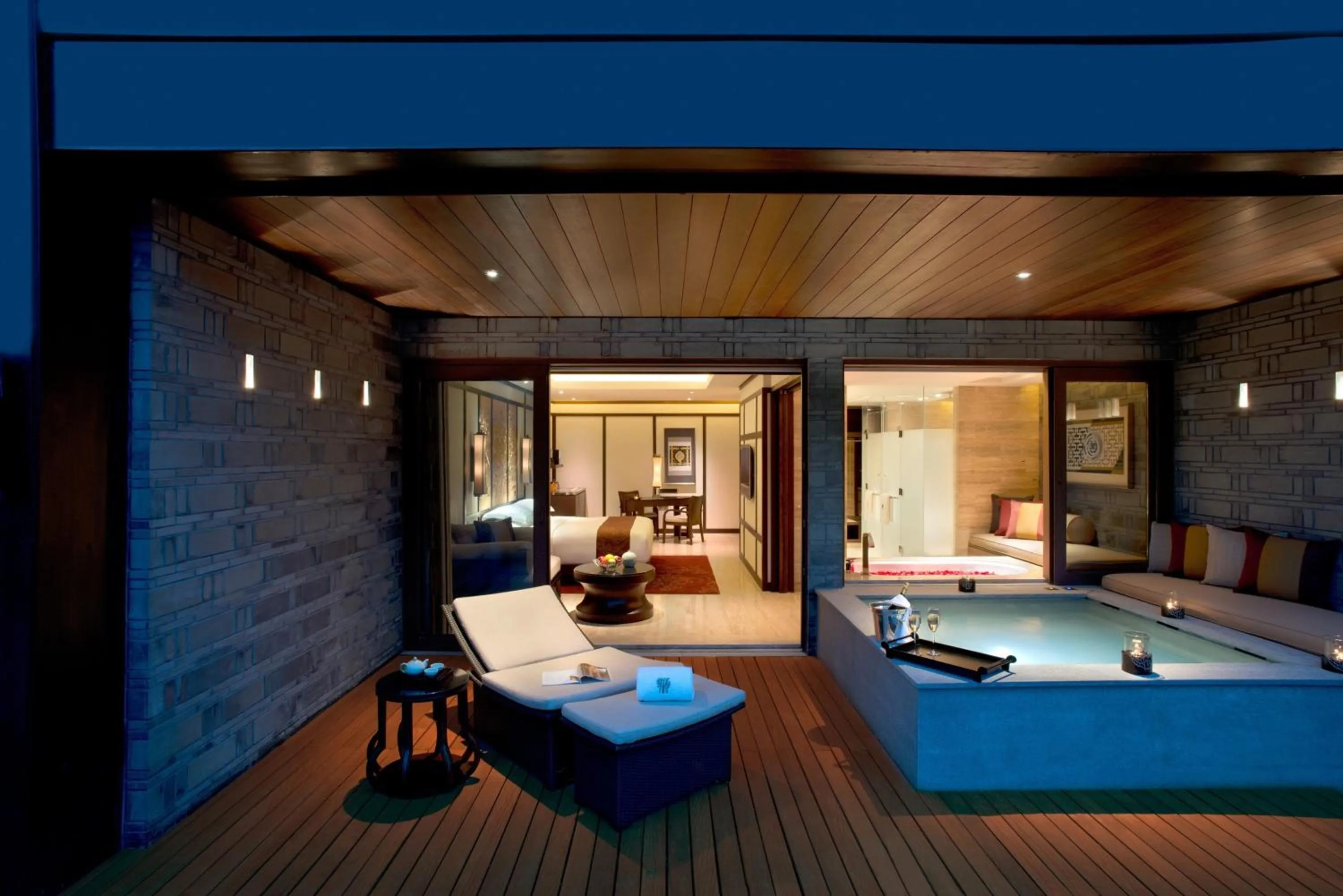 Balcony/Terrace, Bed in Banyan Tree Chongqing Beibei