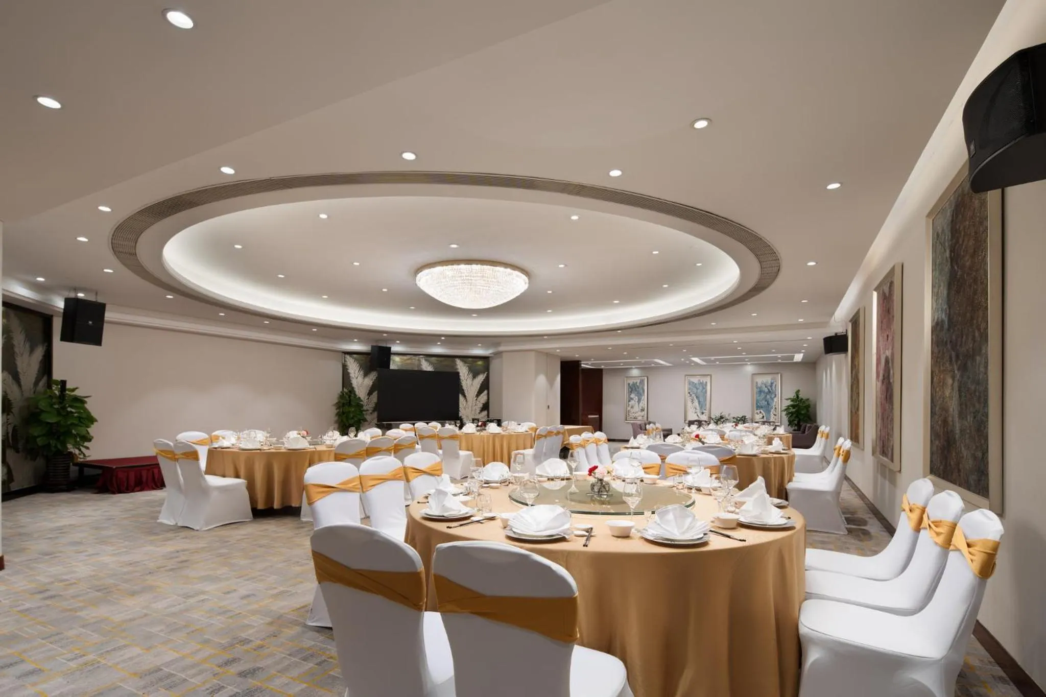 Restaurant/places to eat in Crowne Plaza Zhenjiang by IHG