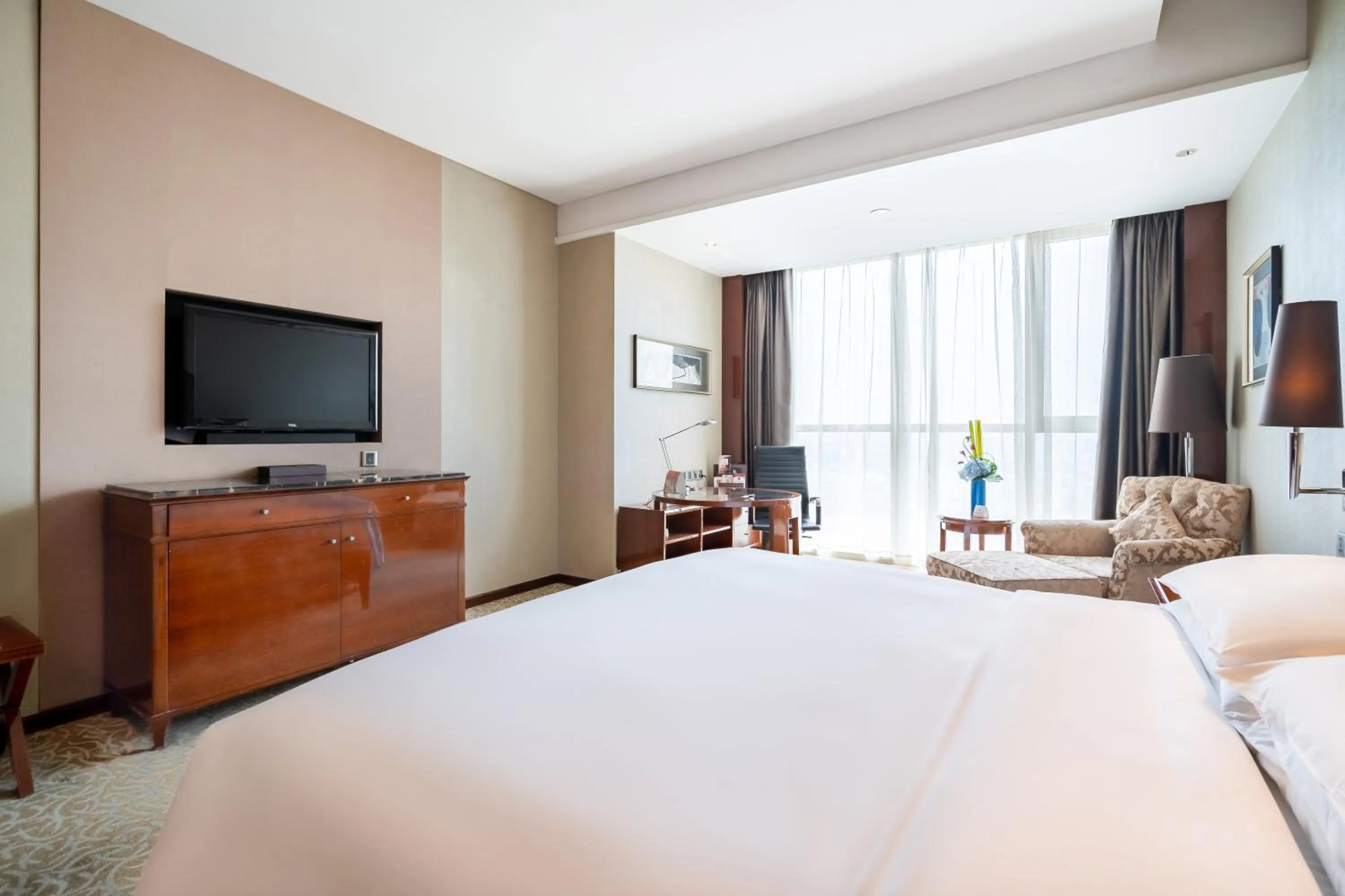 Photo of the whole room, Bed in Crowne Plaza Zhenjiang by IHG