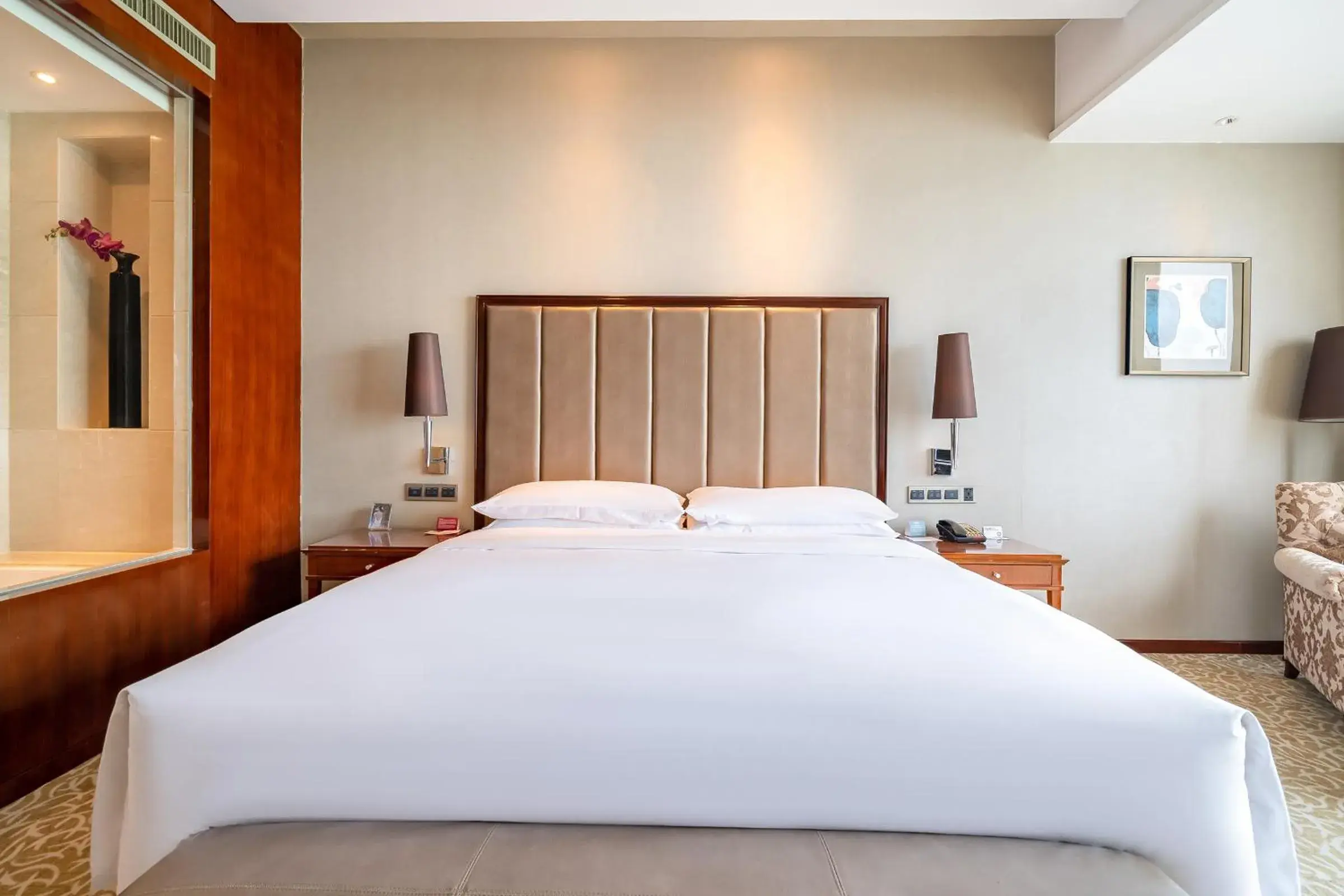 Standard King Room with River View in Crowne Plaza Zhenjiang by IHG Standard King Room with River View in Crowne Plaza Zhenjiang by IHG