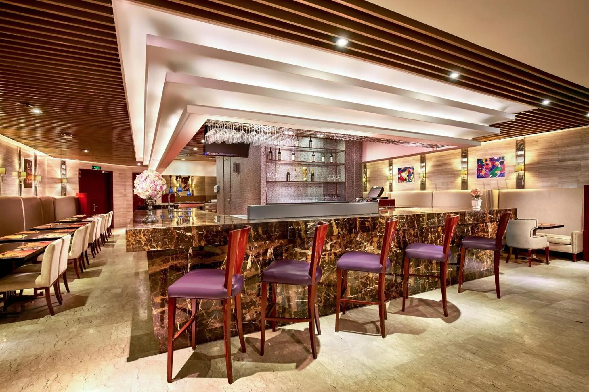 Lounge or bar in Crowne Plaza Zhenjiang by IHG