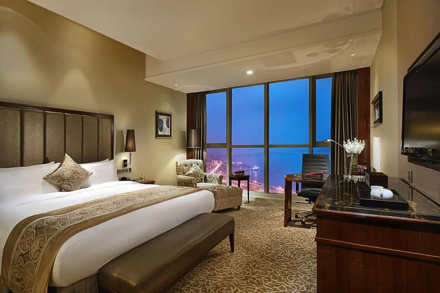 Photo of the whole room, Bed in Crowne Plaza Zhenjiang by IHG