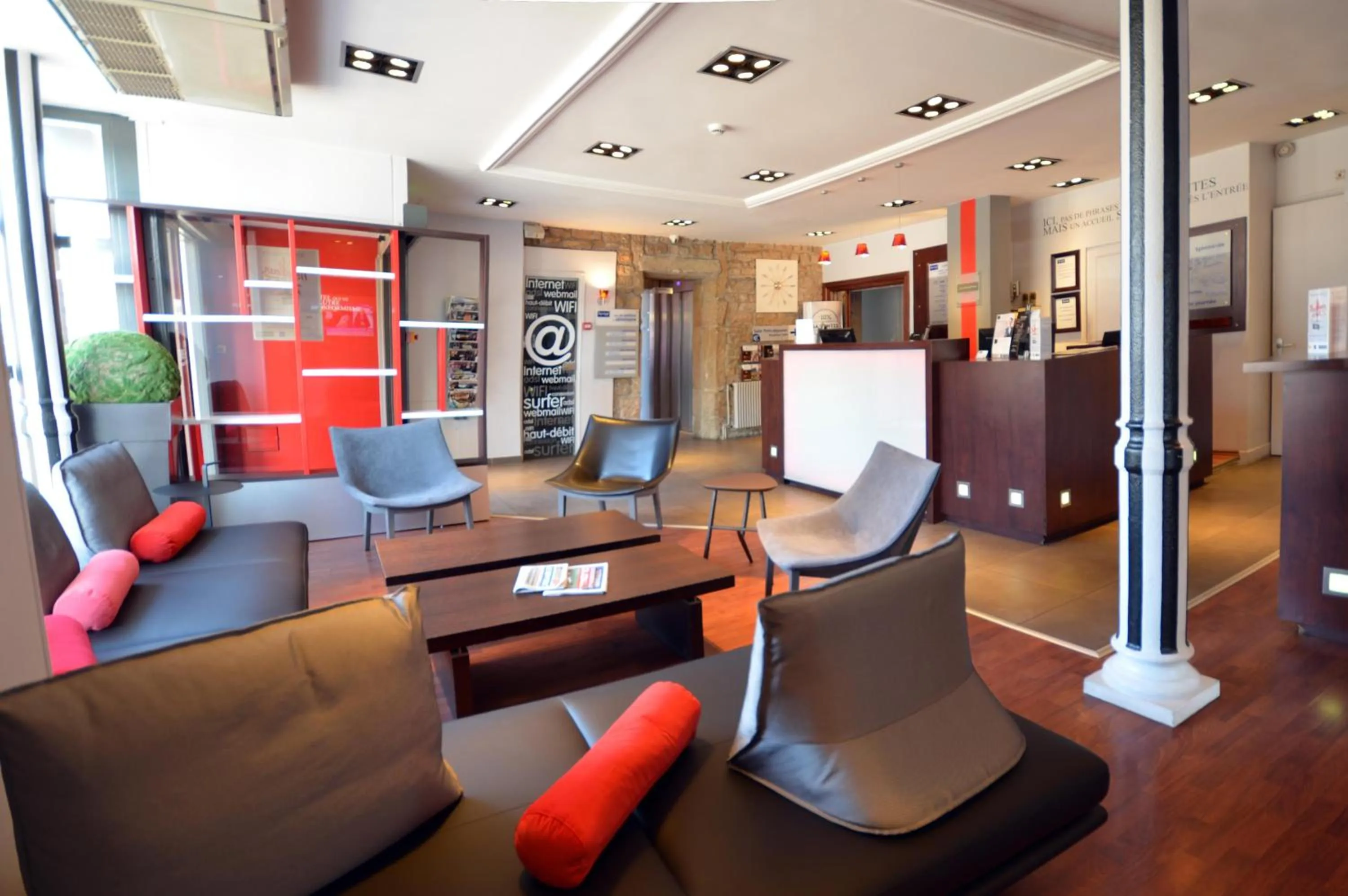 Living room in Kyriad Hotel Dijon Gare