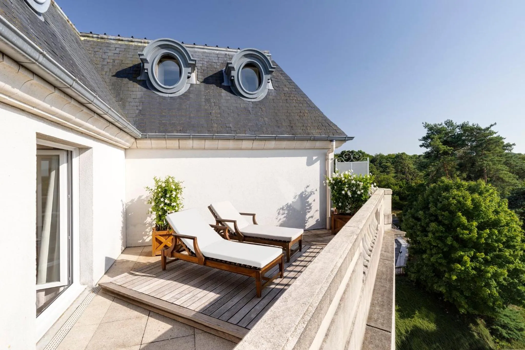 Photo of the whole room in InterContinental Hotels Chantilly Chateau Mont Royal by IHG