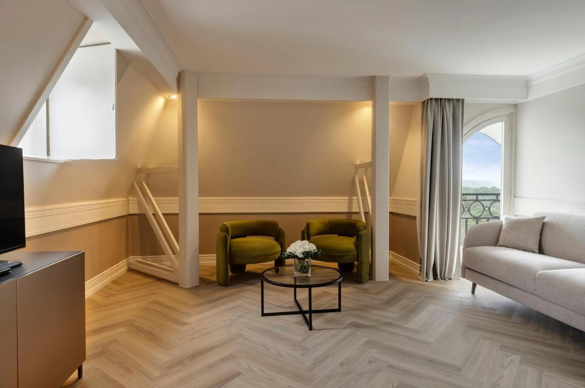 Photo of the whole room, Bed in InterContinental Hotels Chantilly Chateau Mont Royal by IHG