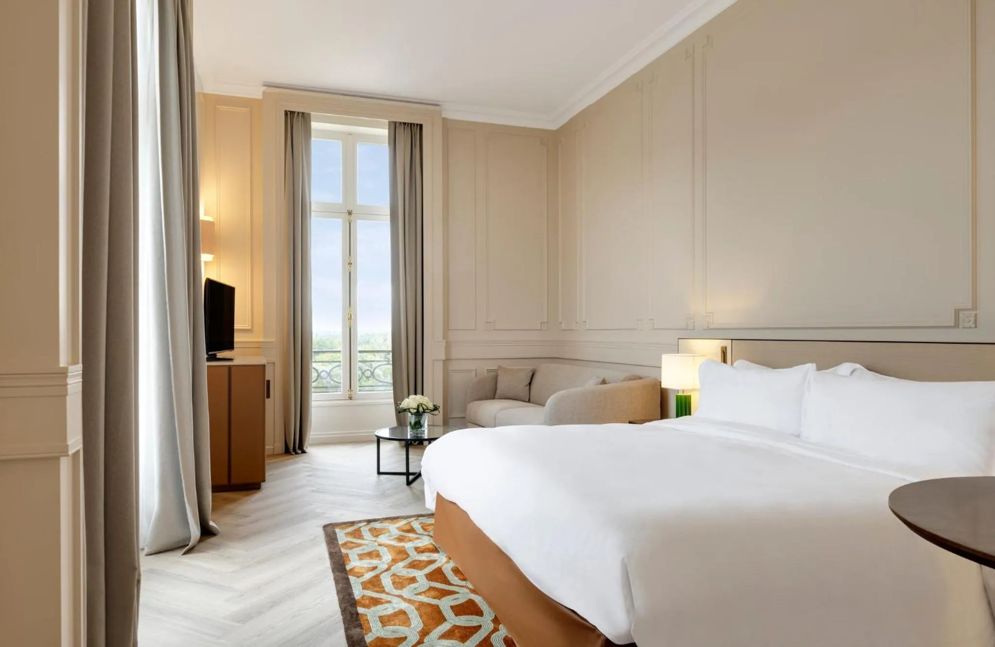 Photo of the whole room, Bed in InterContinental Hotels Chantilly Chateau Mont Royal by IHG