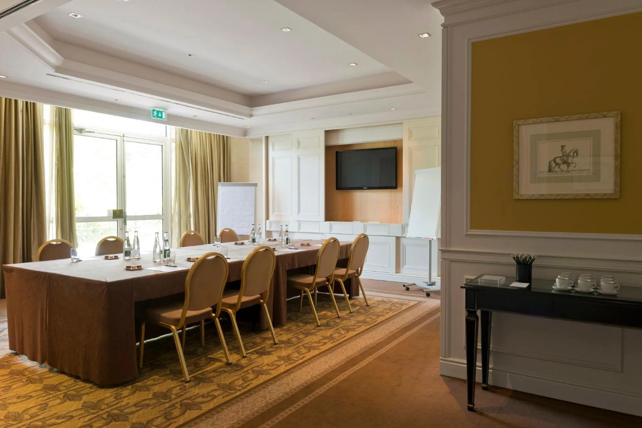 Meeting/conference room in InterContinental Hotels Chantilly Chateau Mont Royal by IHG