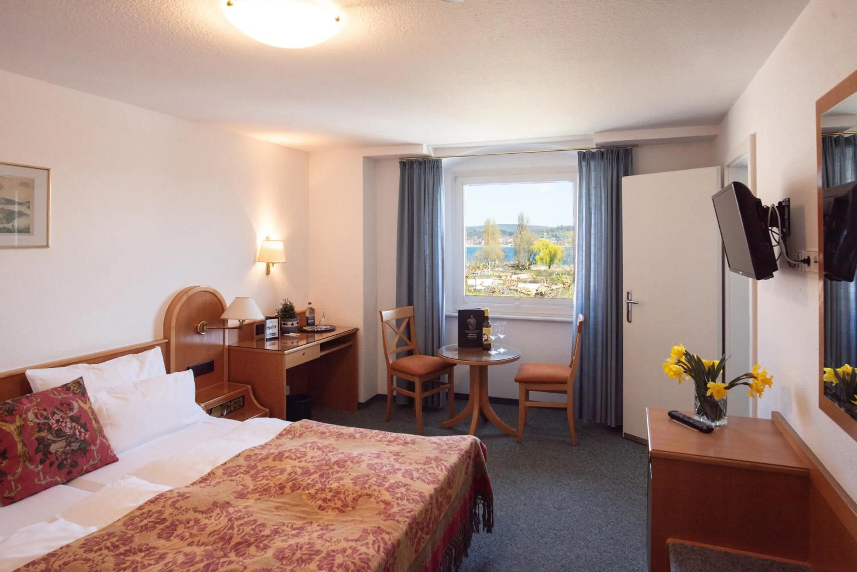 Photo of the whole room, Bed in Insel-Hof Reichenau Hotel-garni