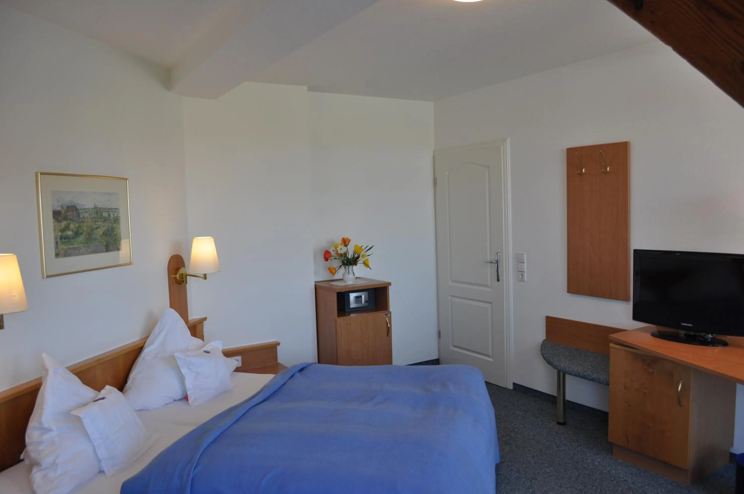 Photo of the whole room, Bed in Insel-Hof Reichenau Hotel-garni