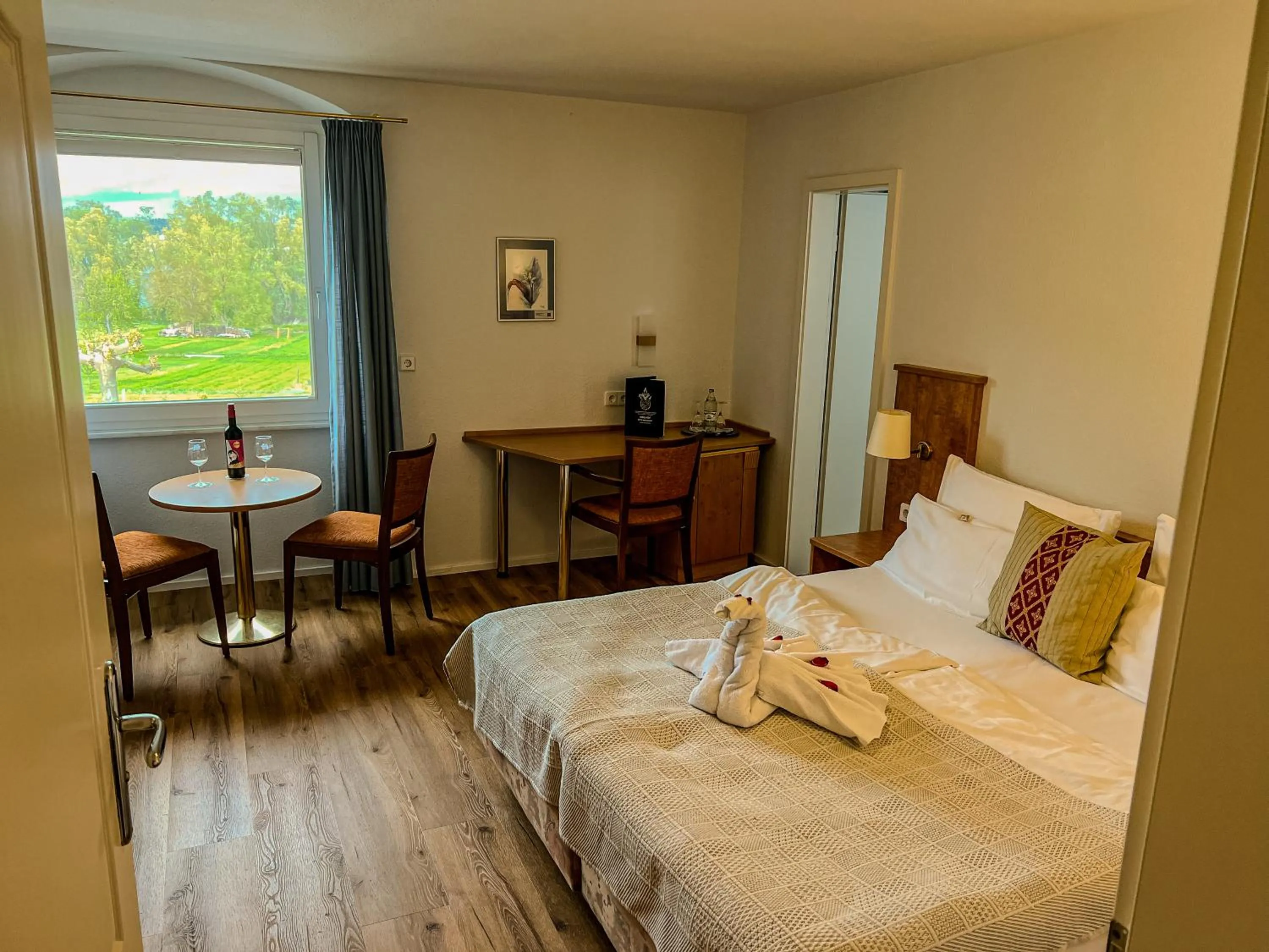 Seating area, Bed in Insel-Hof Reichenau Hotel-garni