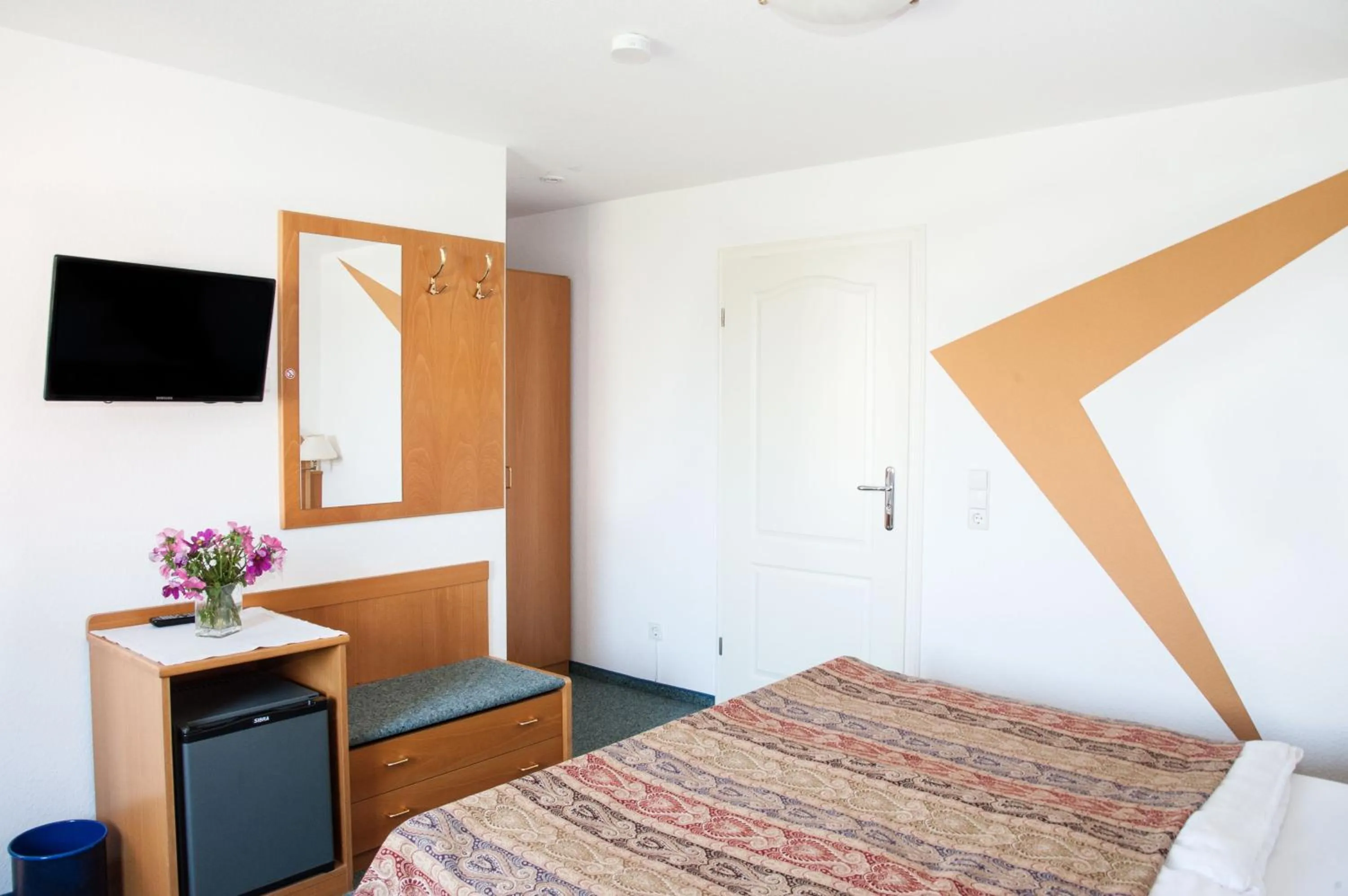 Photo of the whole room, Bed in Insel-Hof Reichenau Hotel-garni