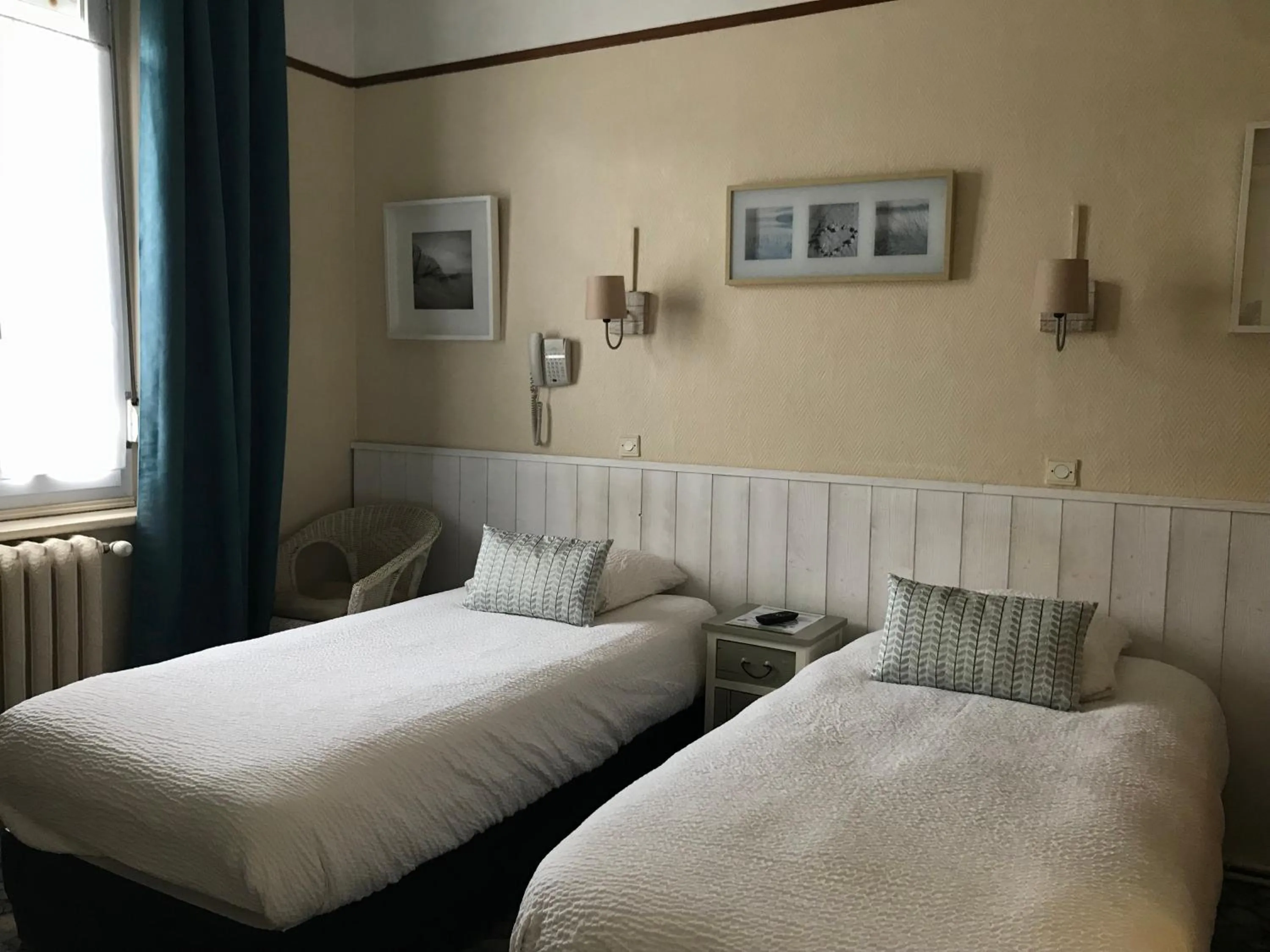 Bed in Logis Hôtel & Restaurant "Au Gré du Vent"