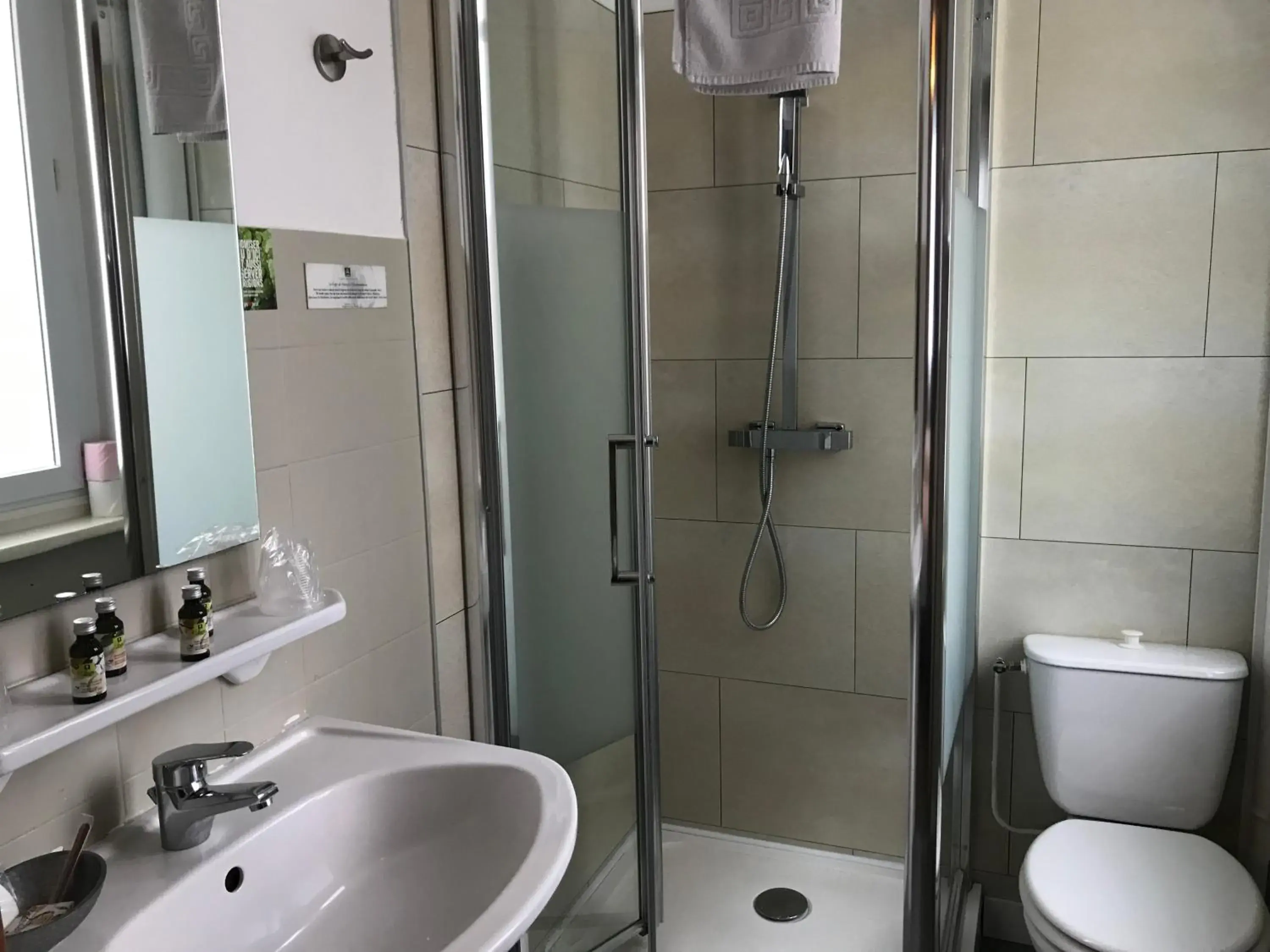 Twin Room in Logis Hôtel & Restaurant "Au Gré du Vent" Twin Room in Logis Hôtel & Restaurant "Au Gré du Vent"