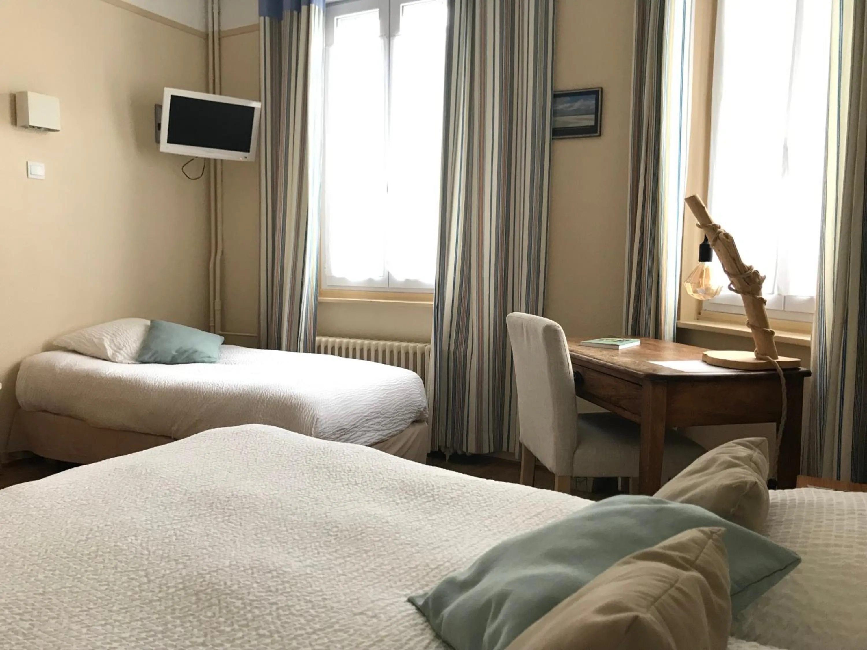 Bed in Logis Hôtel & Restaurant "Au Gré du Vent"