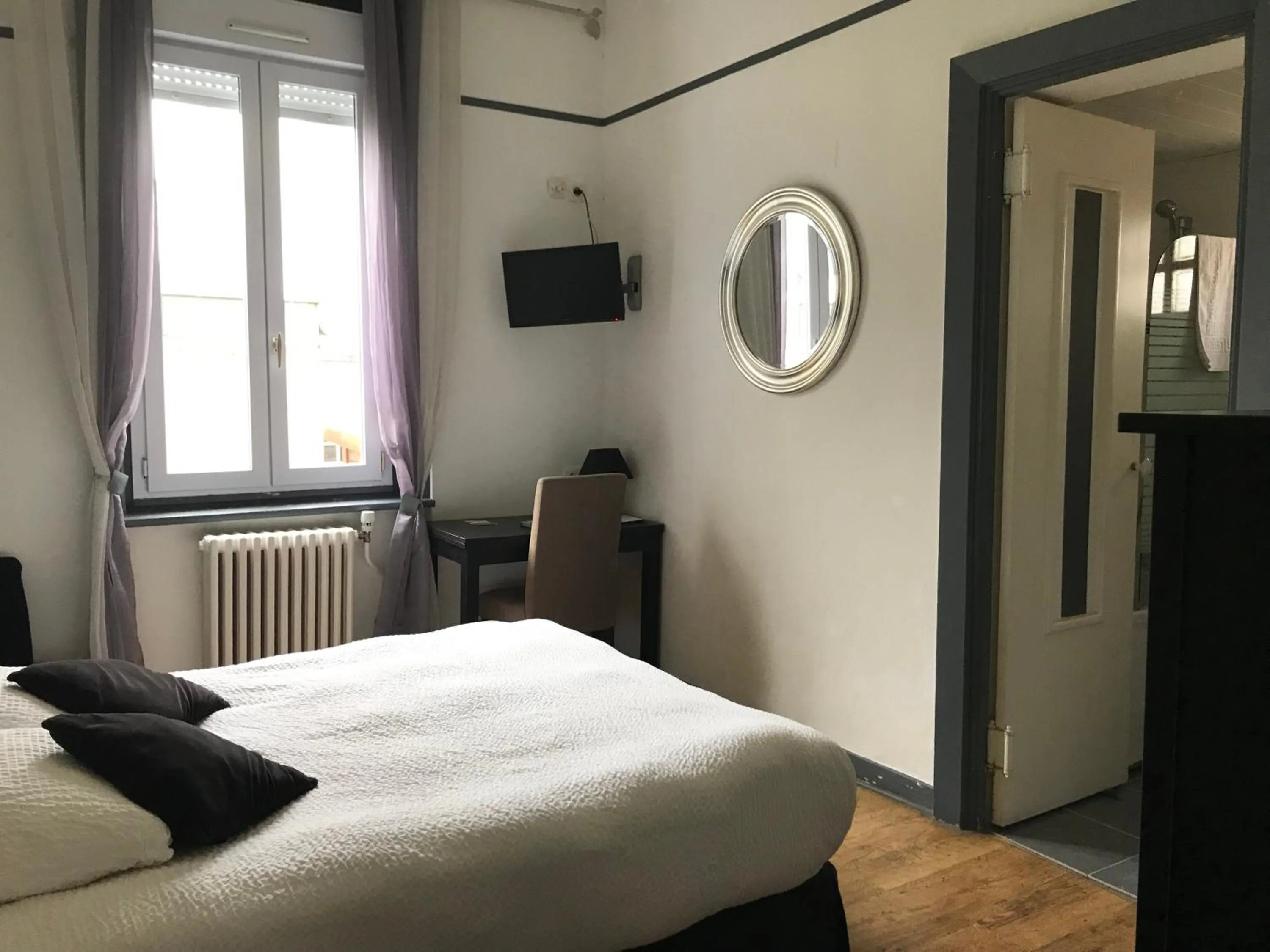 Bed in Logis Hôtel & Restaurant "Au Gré du Vent"