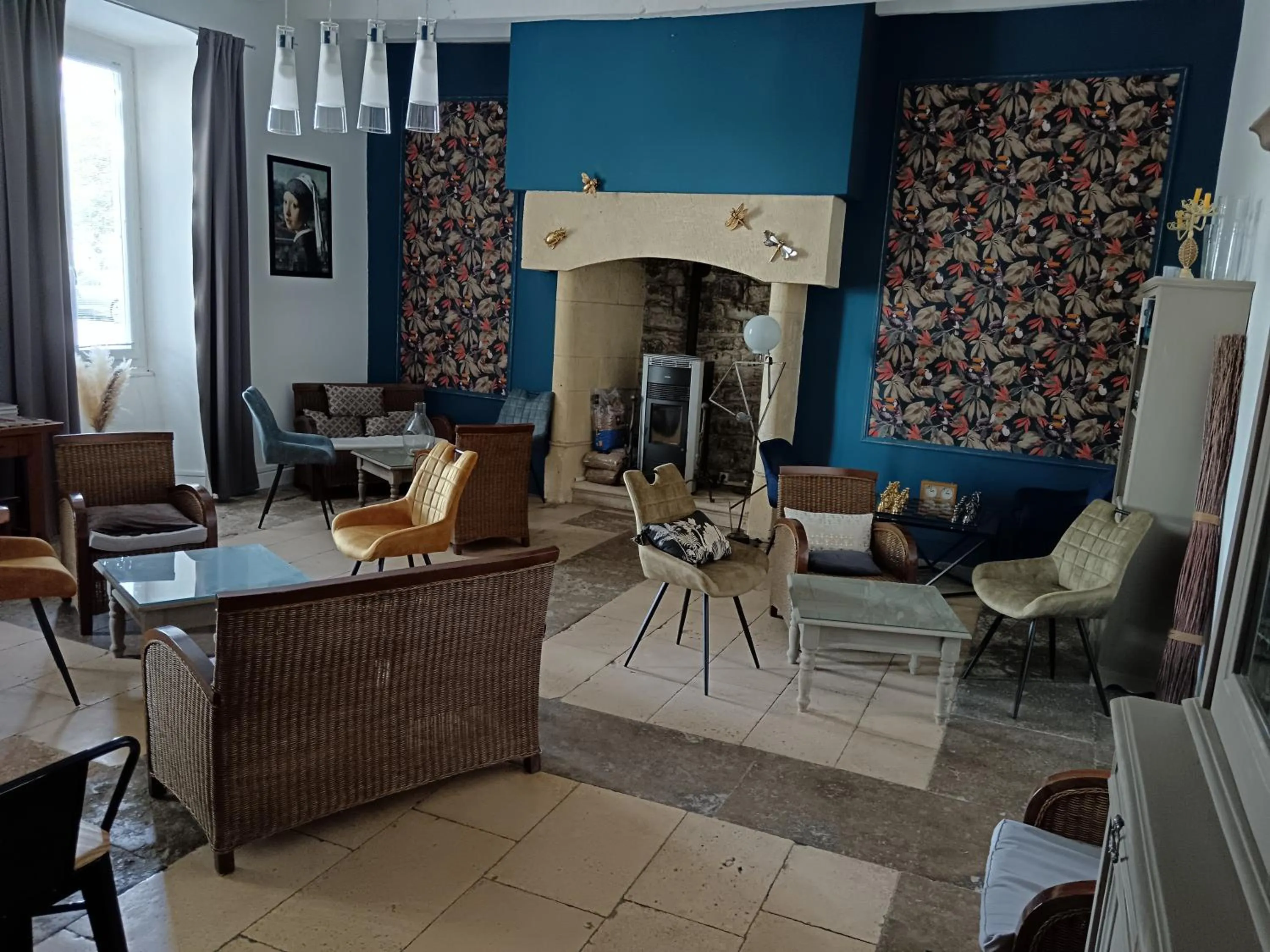 Communal lounge/ TV room in Hôtel du Château